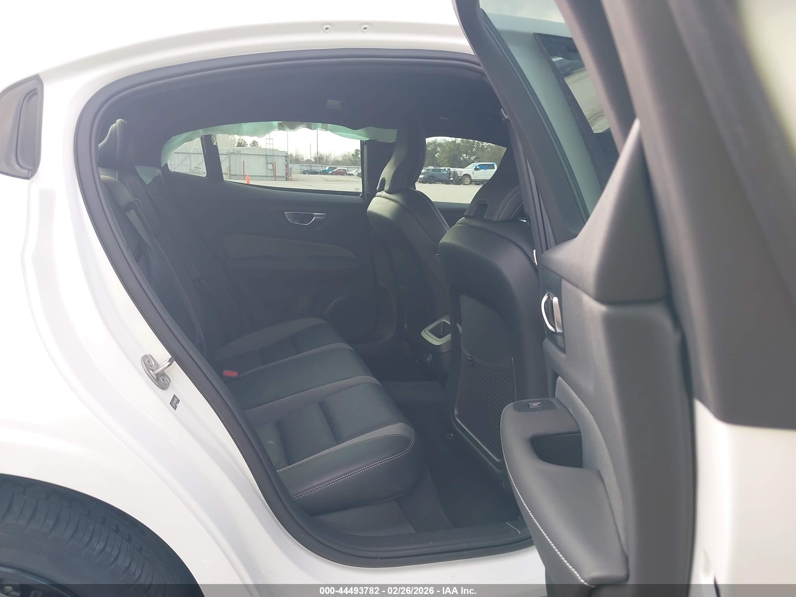 VOLVO S60 image 8