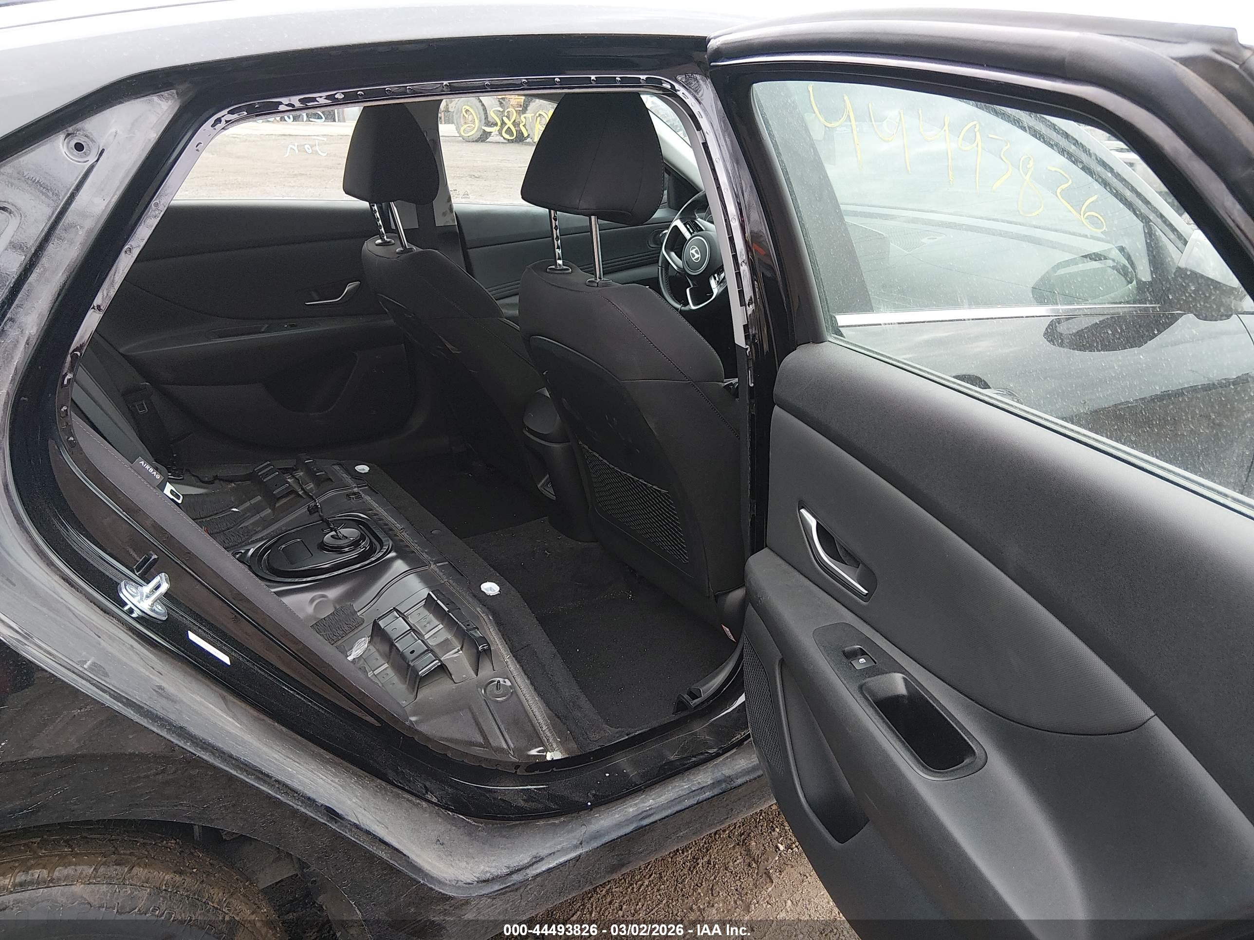HYUNDAI ELANTRA image 8