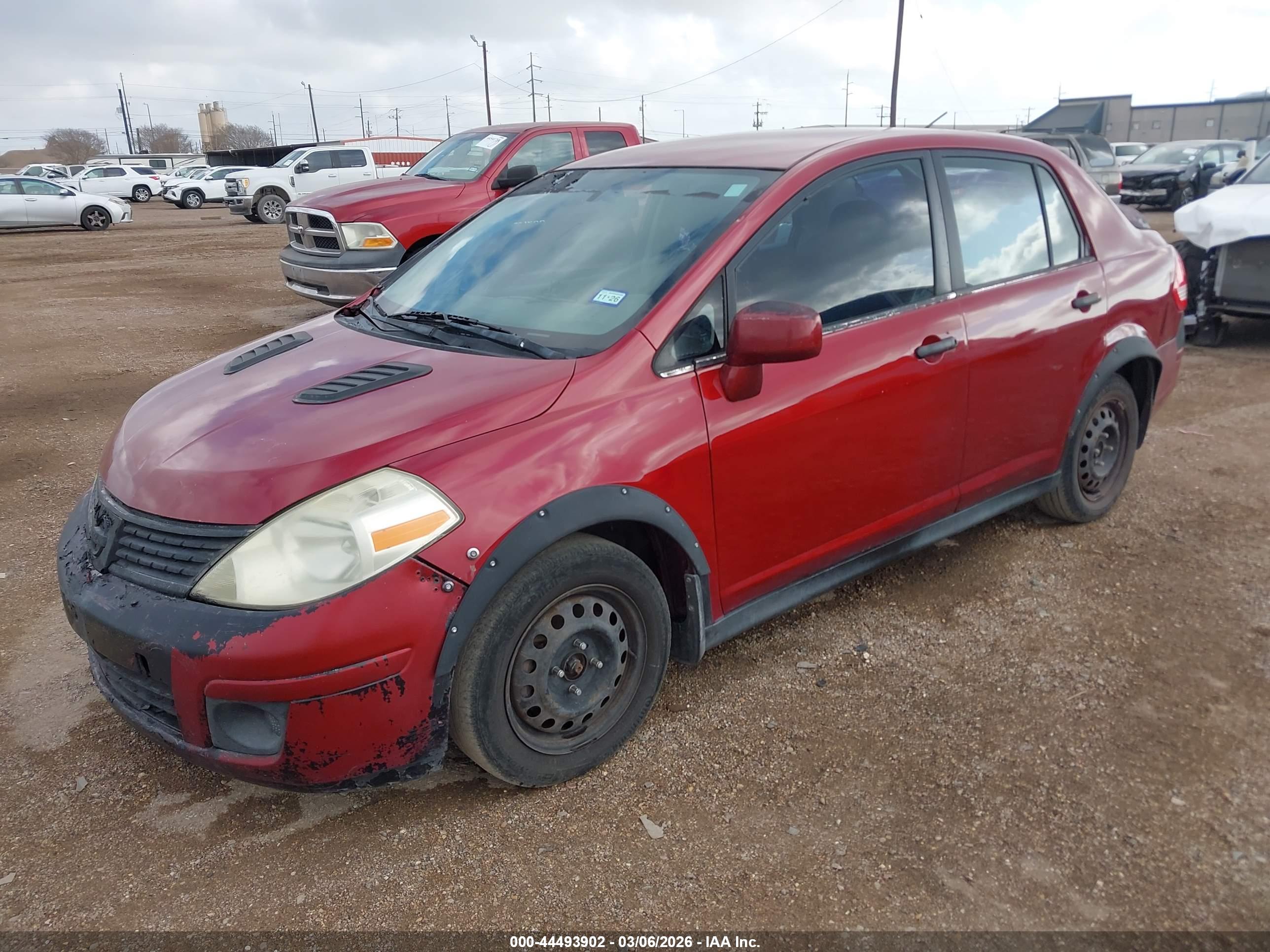 NISSAN VERSA image 2
