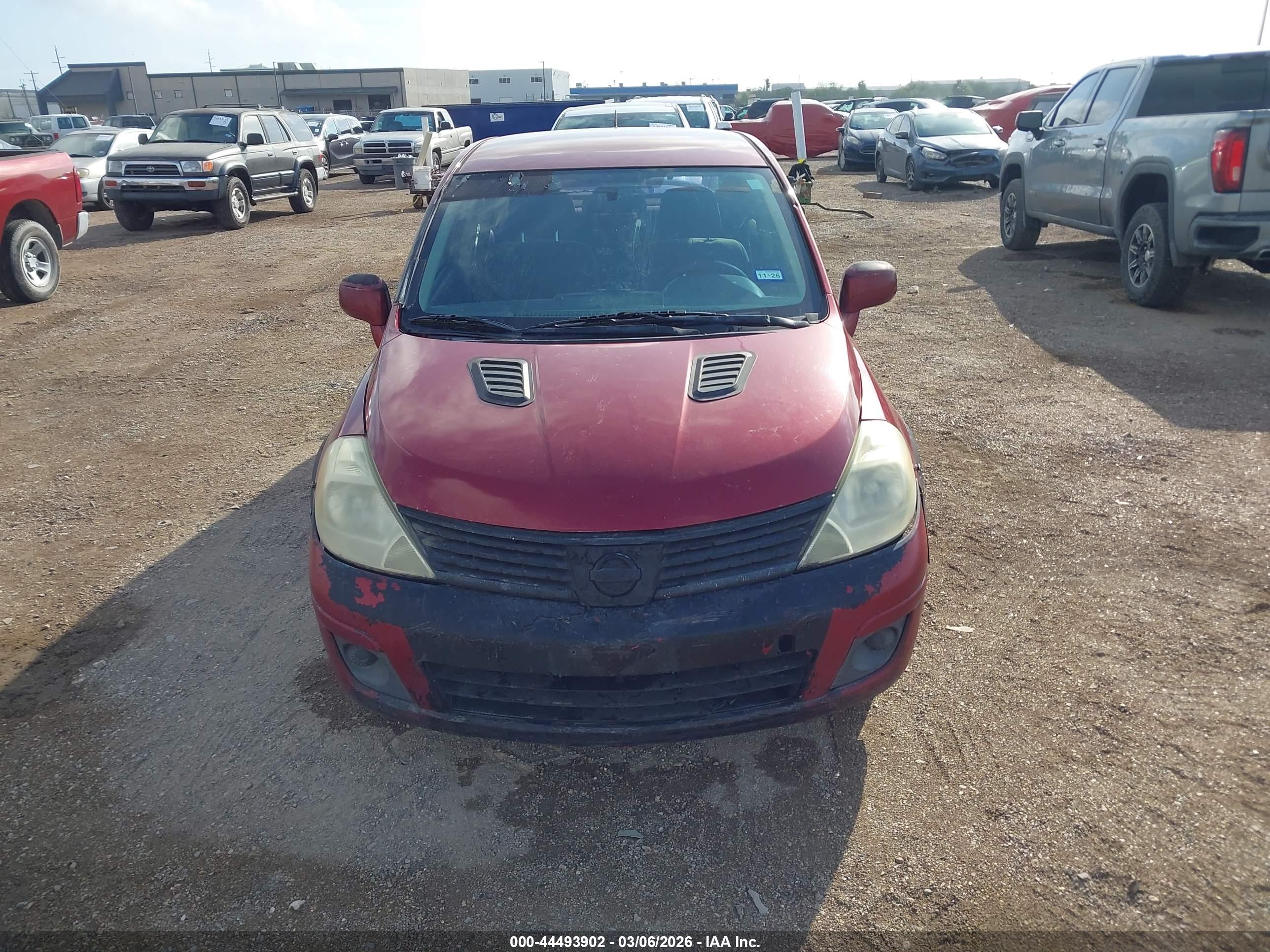 NISSAN VERSA image 6