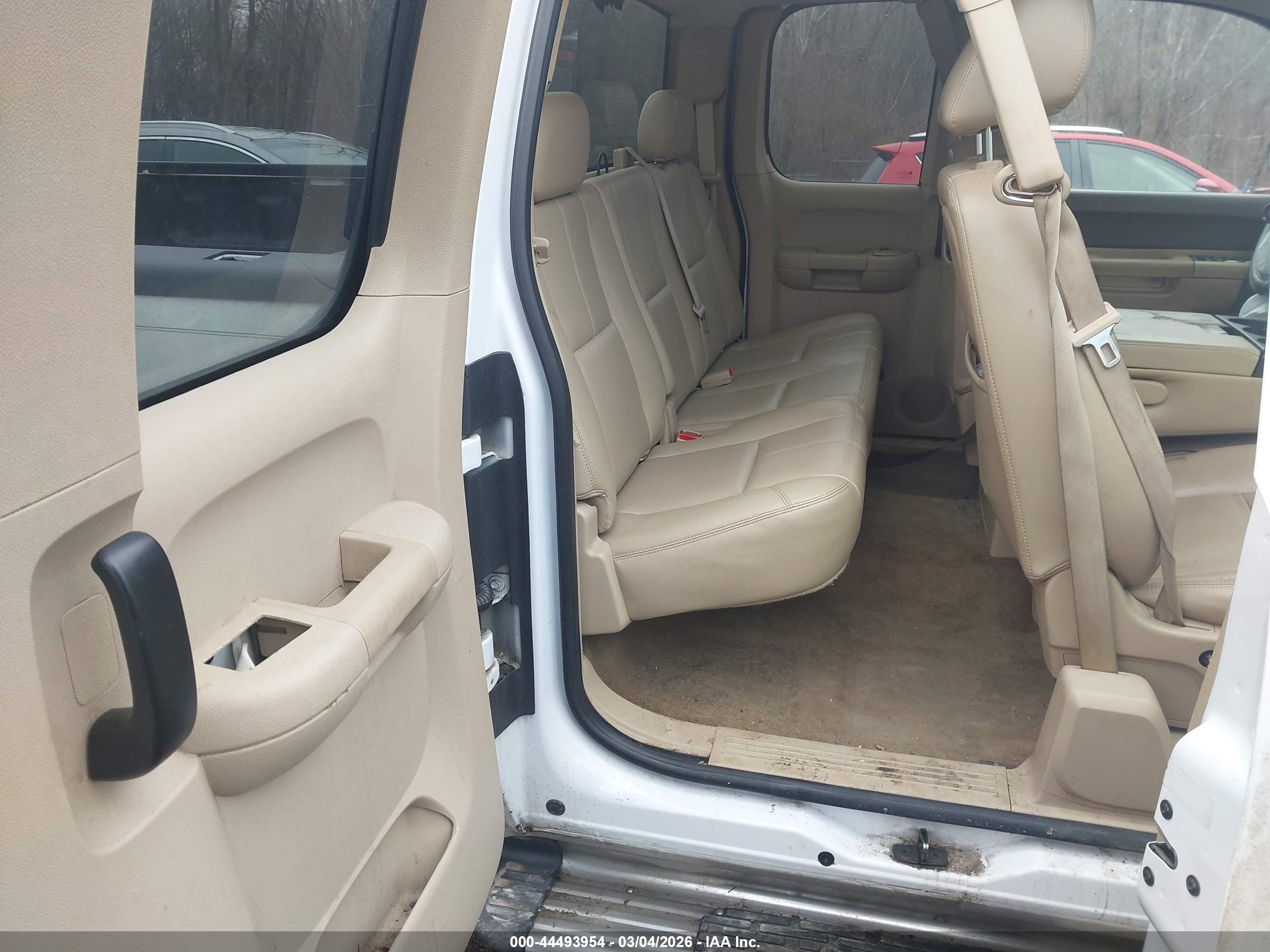CHEVROLET SILVERADO image 8