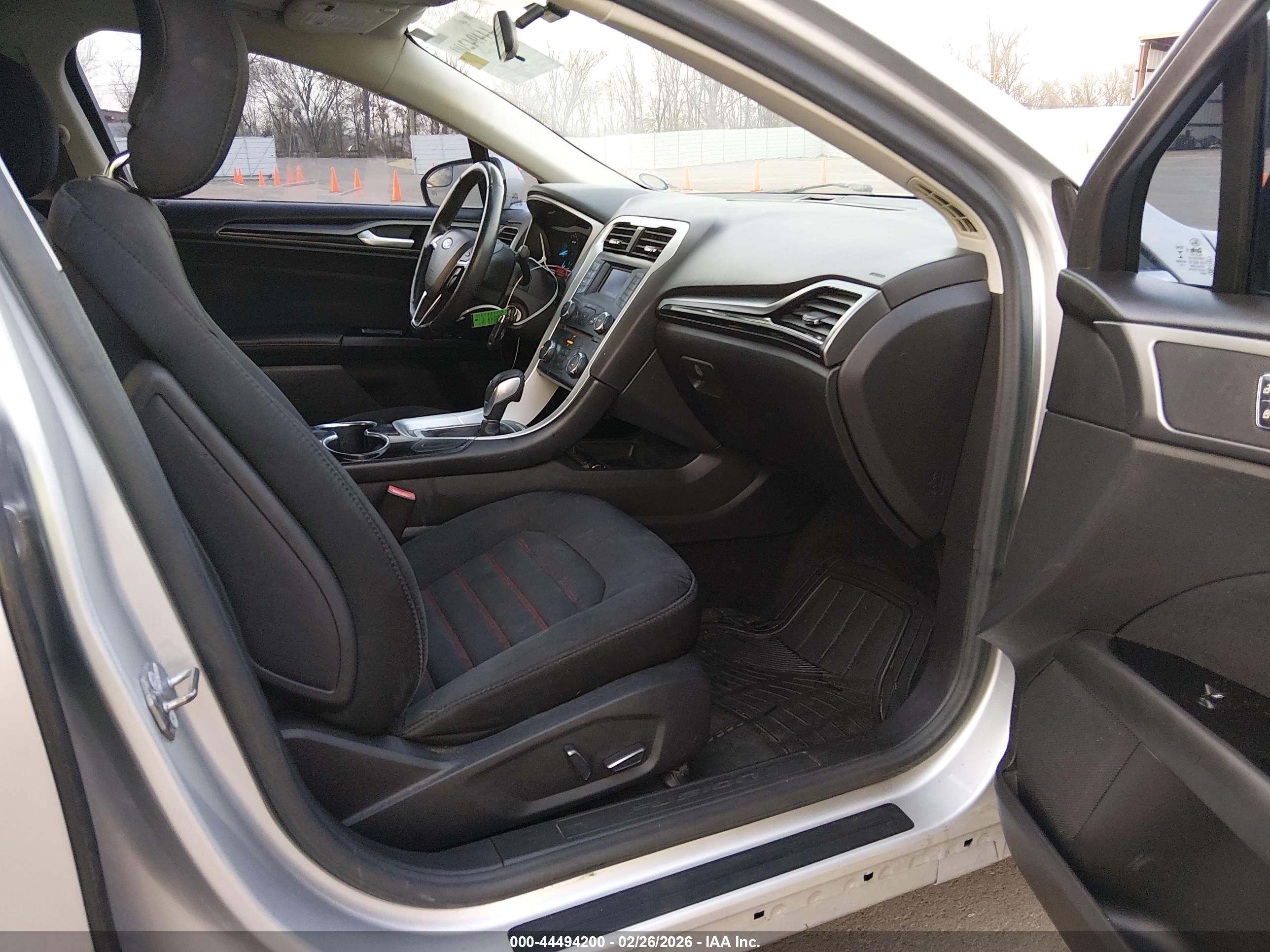 FORD FUSION image 5