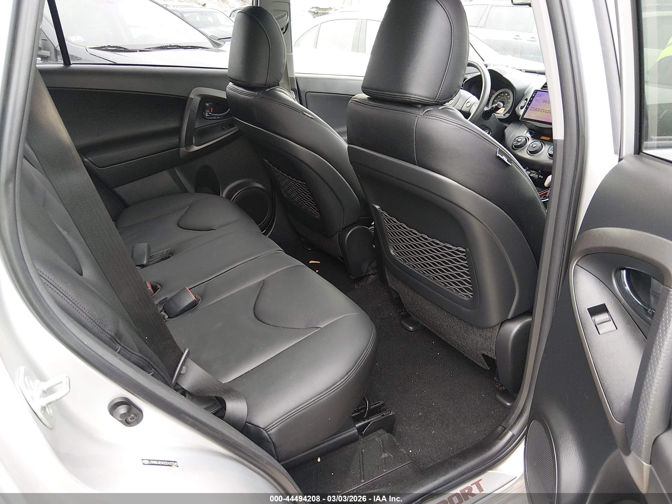 TOYOTA RAV4 image 8