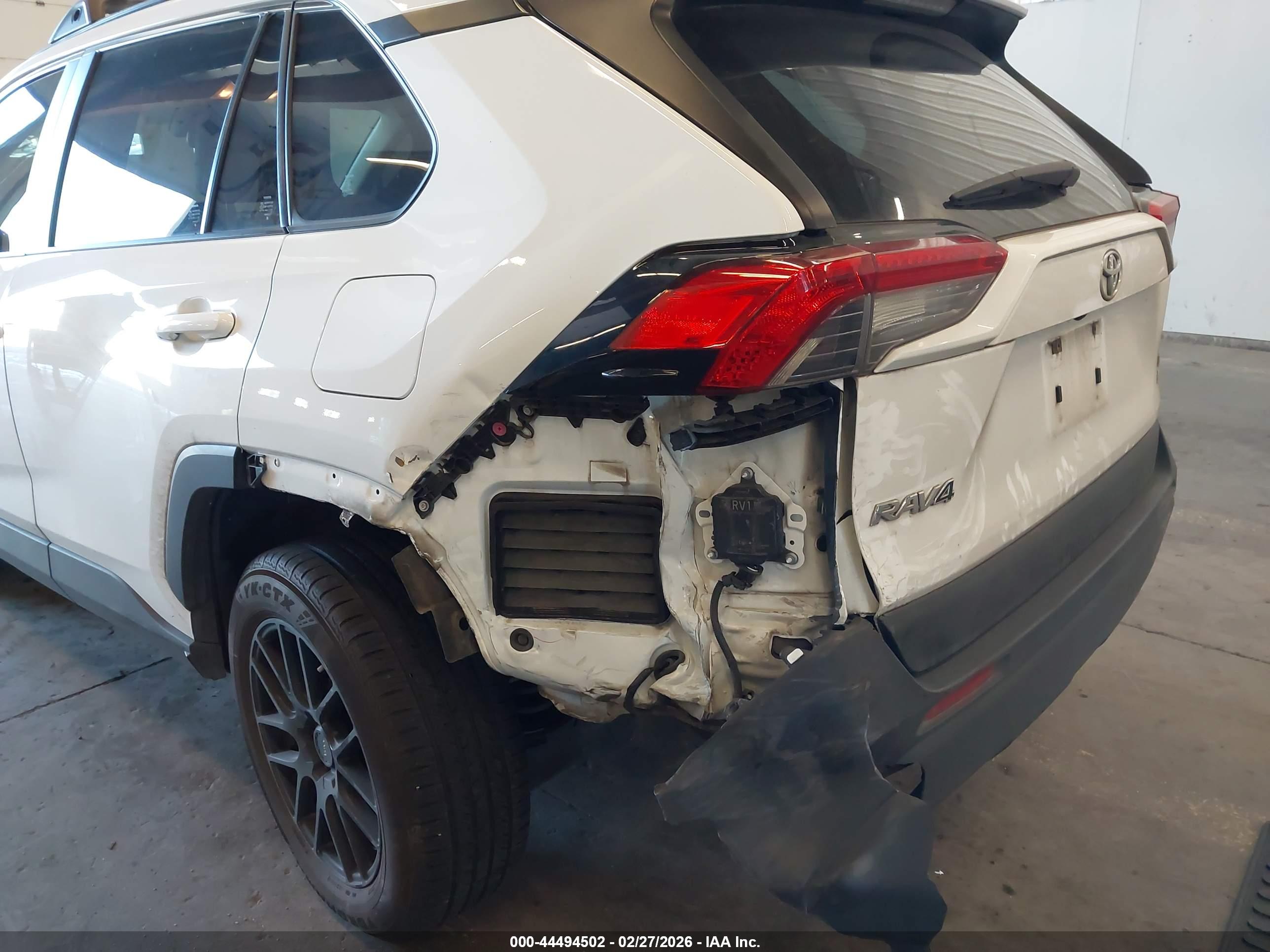 TOYOTA RAV4 image 6