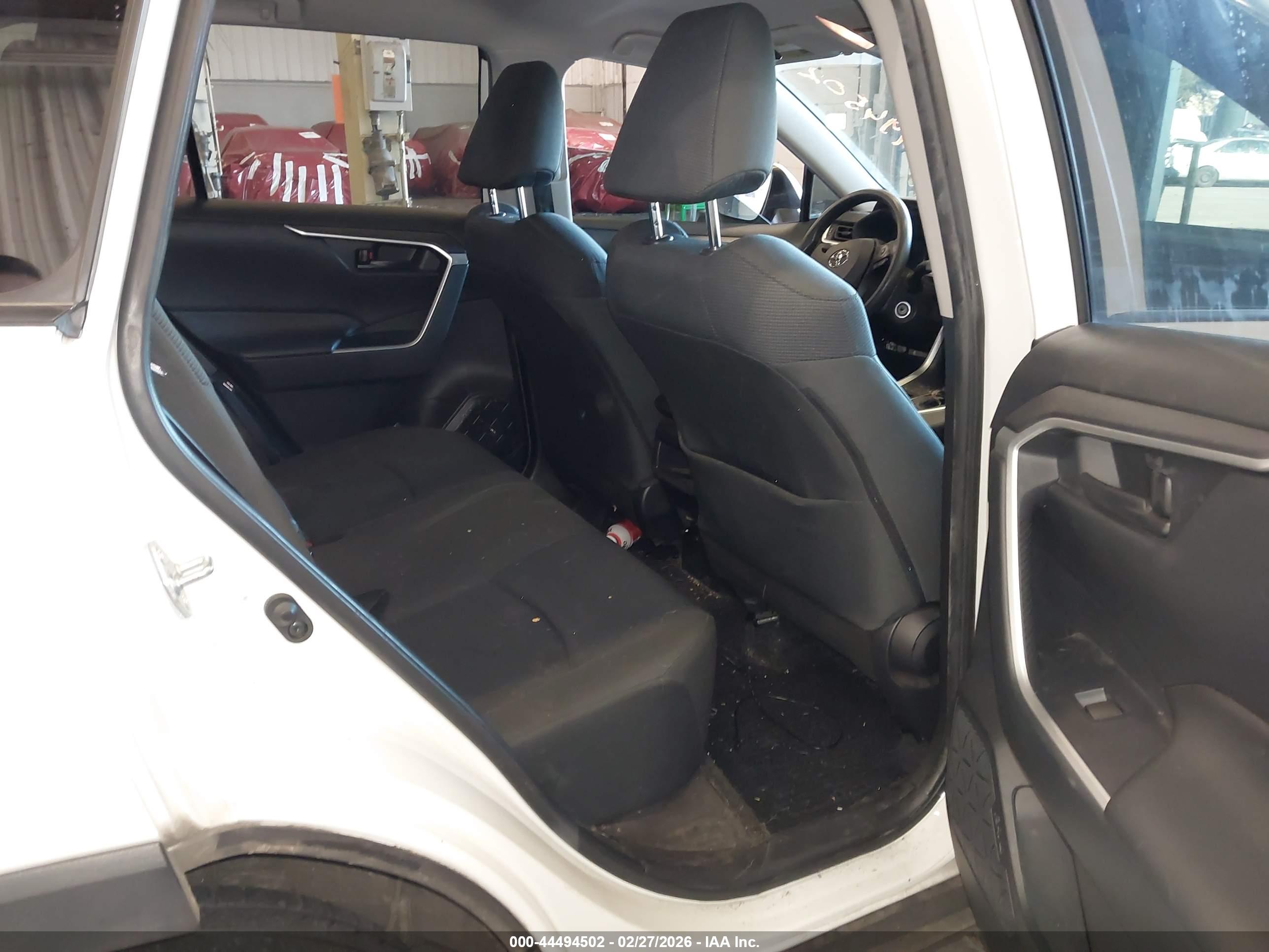 TOYOTA RAV4 image 8