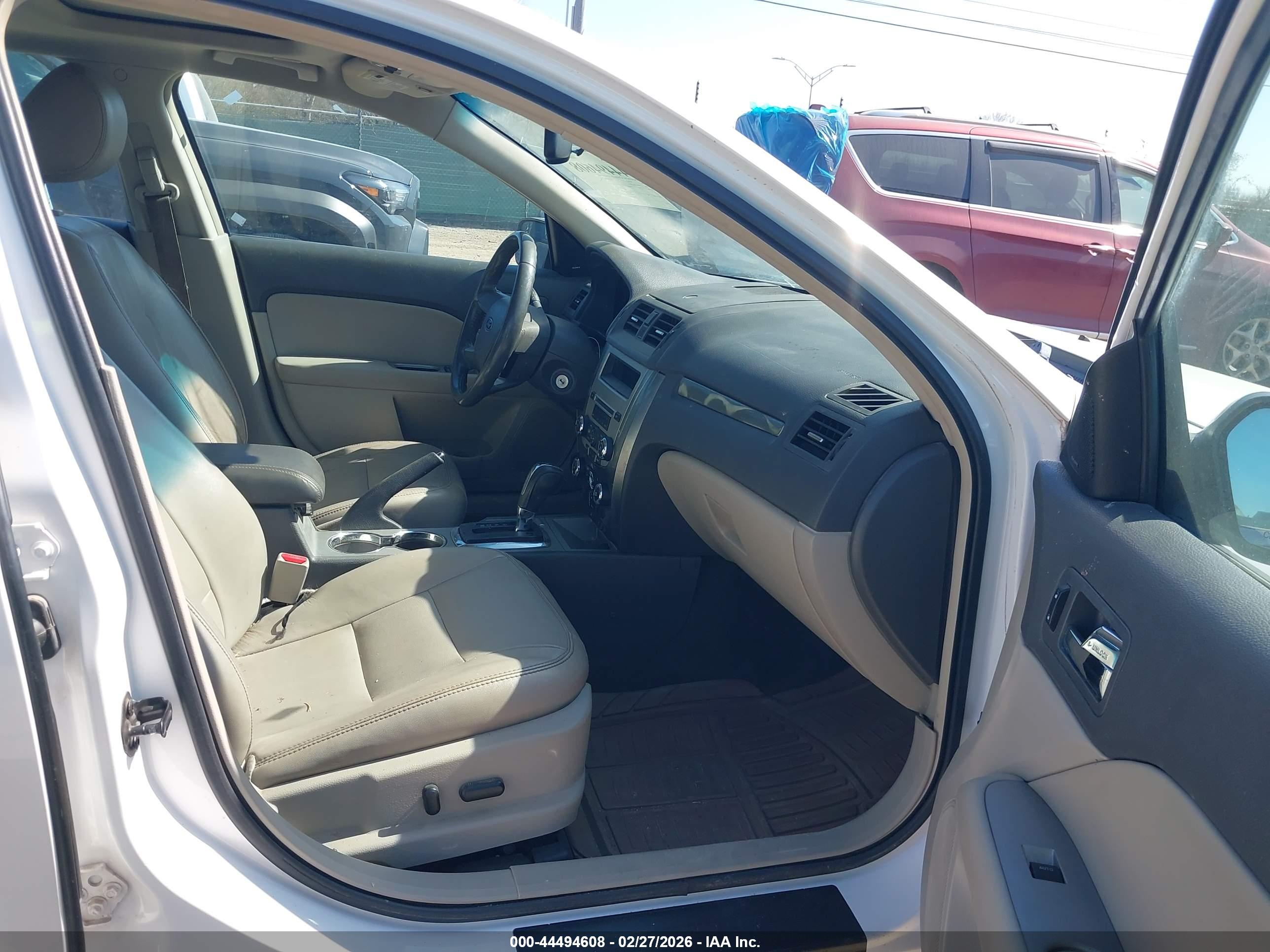 FORD FUSION image 5