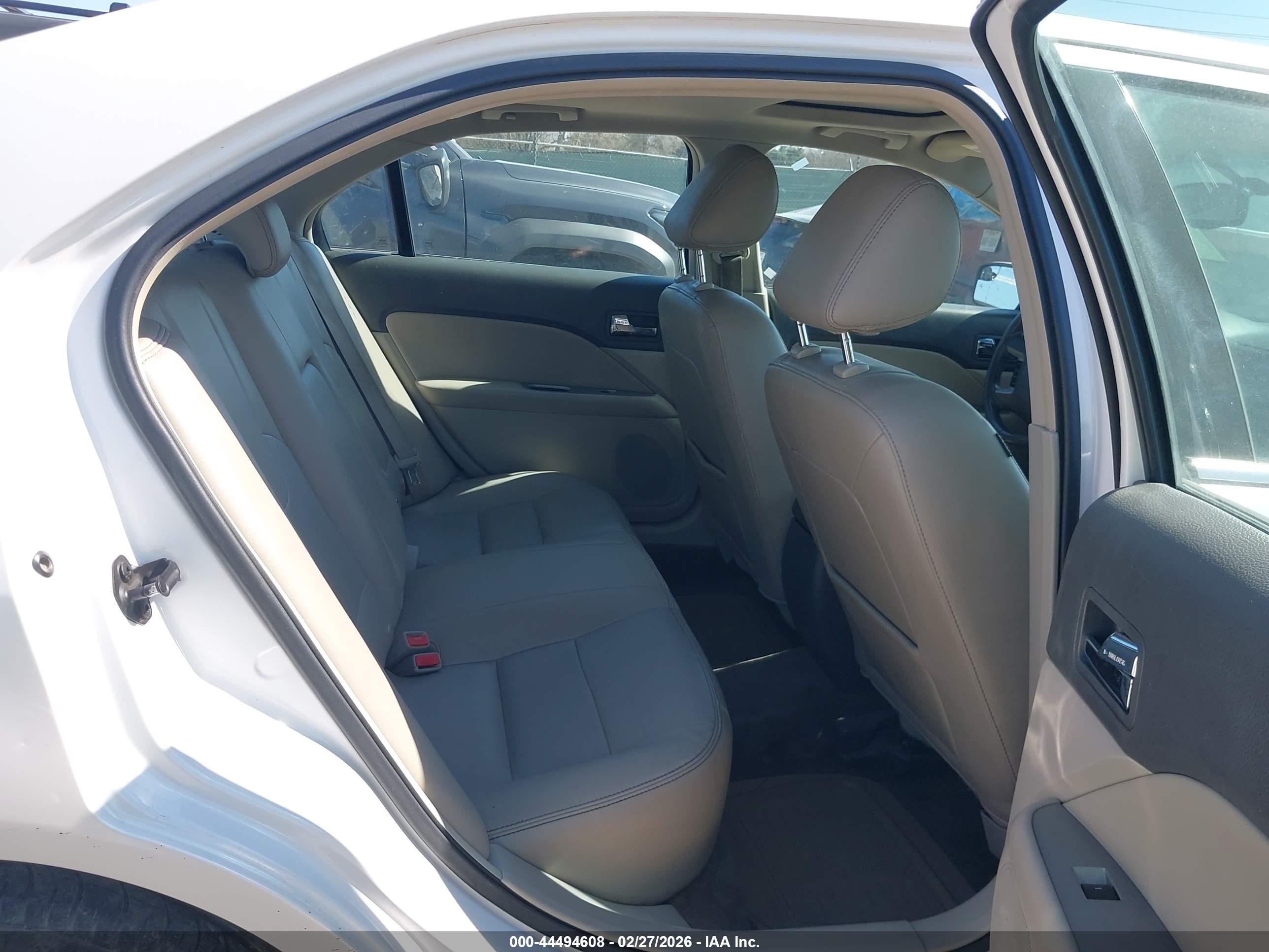 FORD FUSION image 8