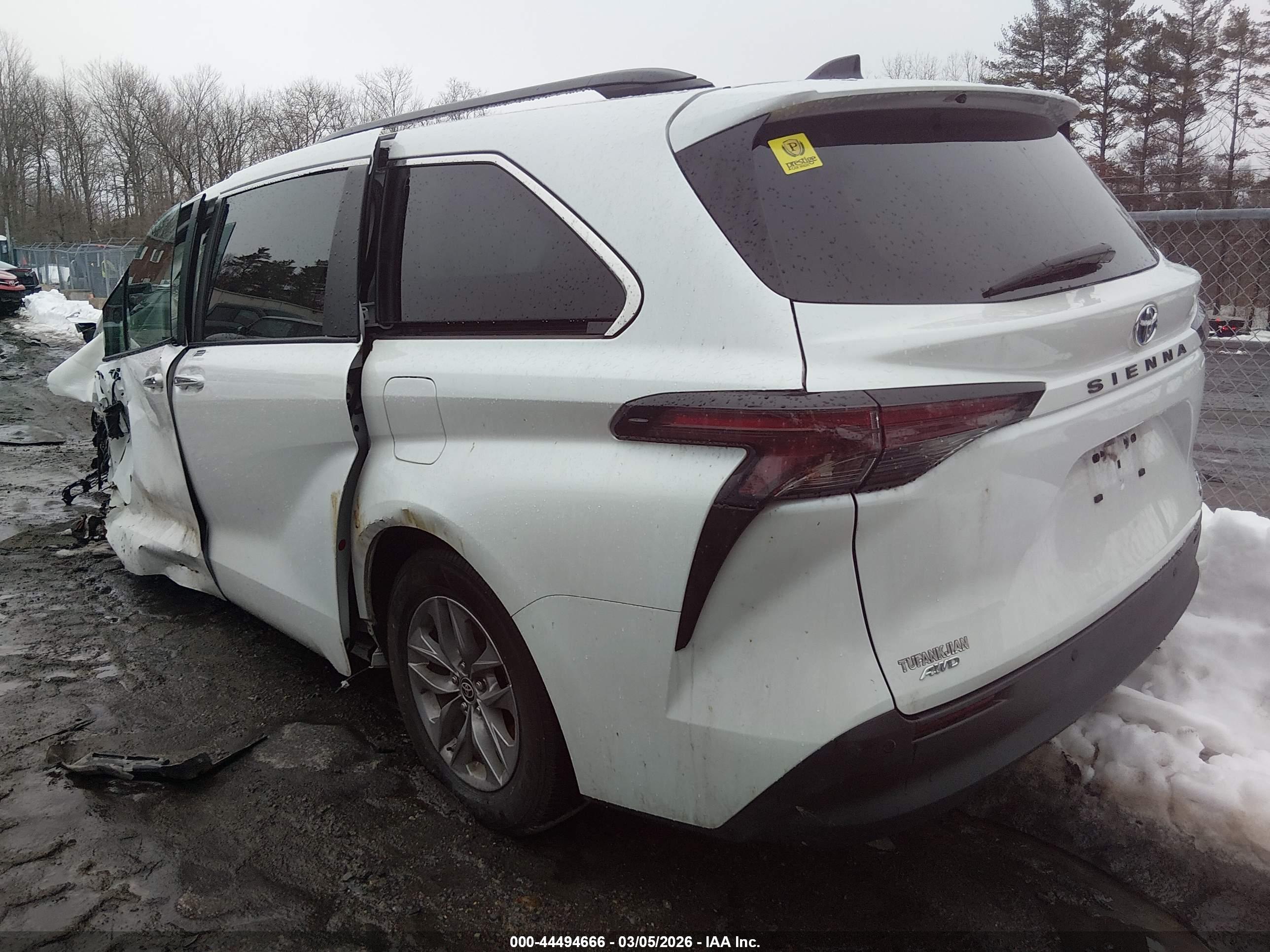 TOYOTA SIENNA image 3