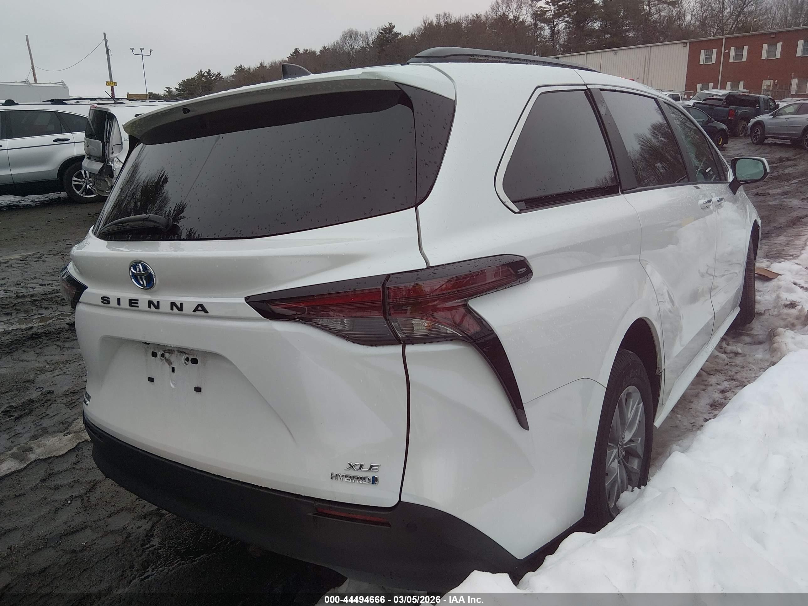 TOYOTA SIENNA image 4
