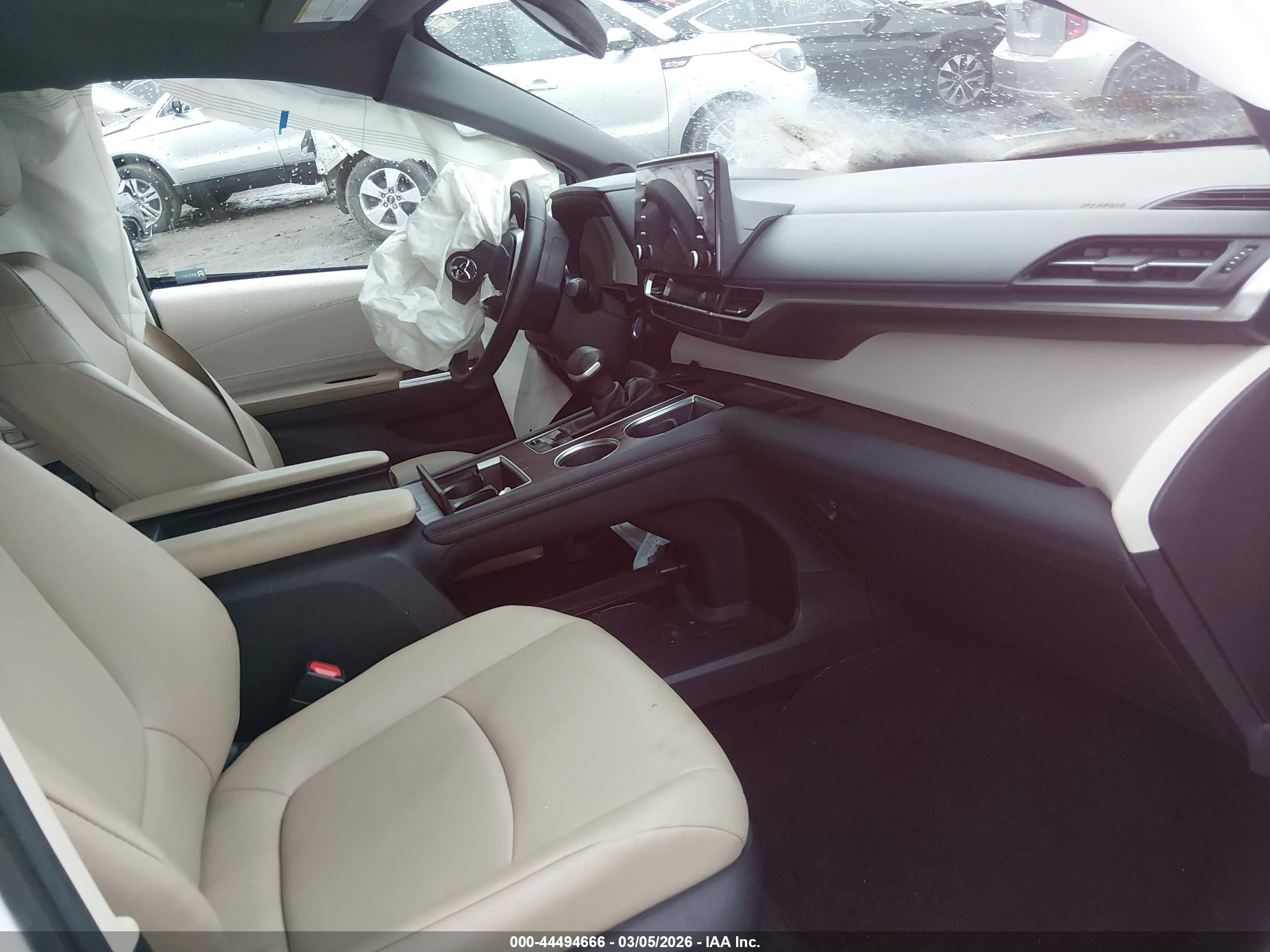 TOYOTA SIENNA image 5