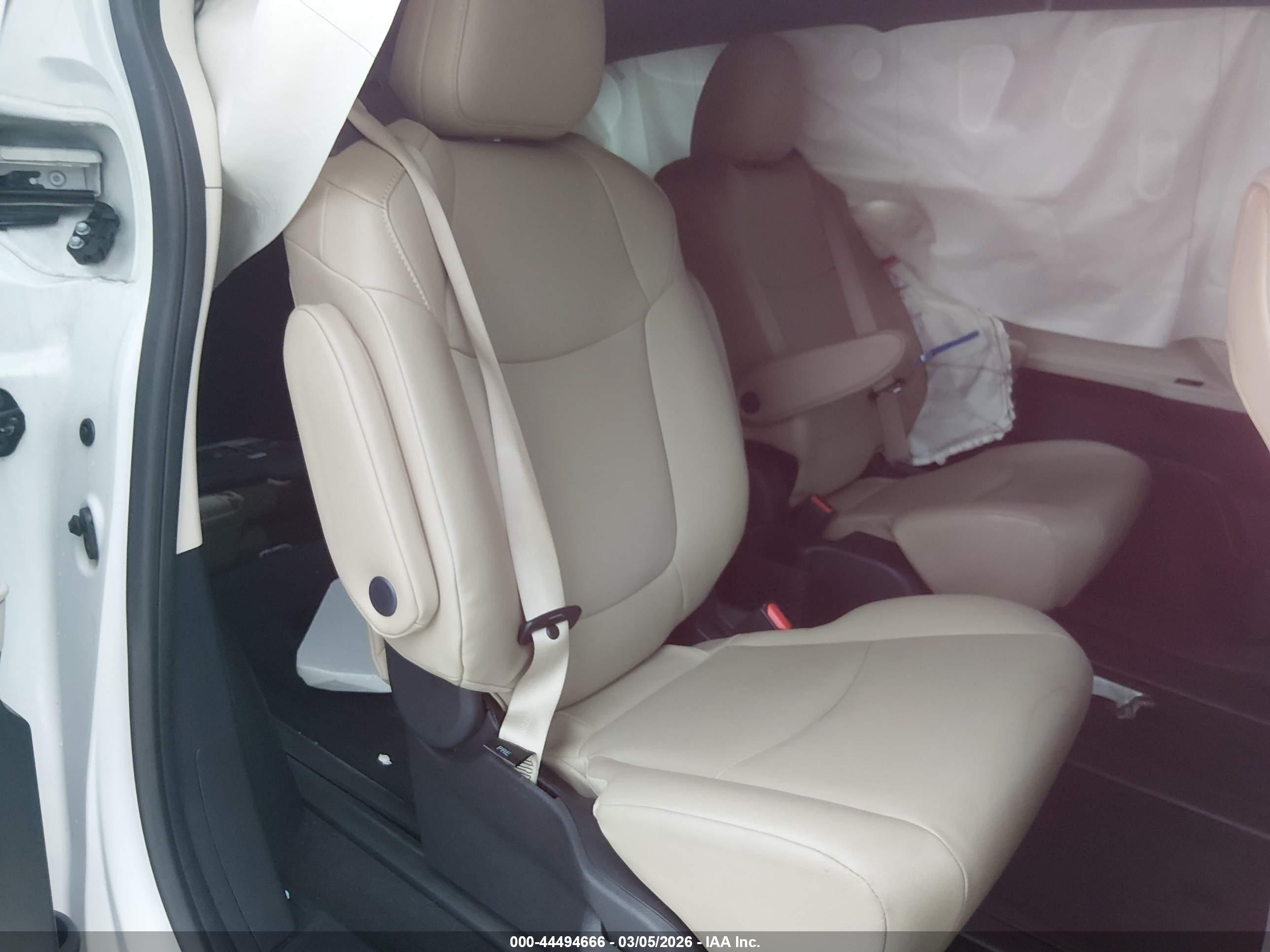 TOYOTA SIENNA image 8