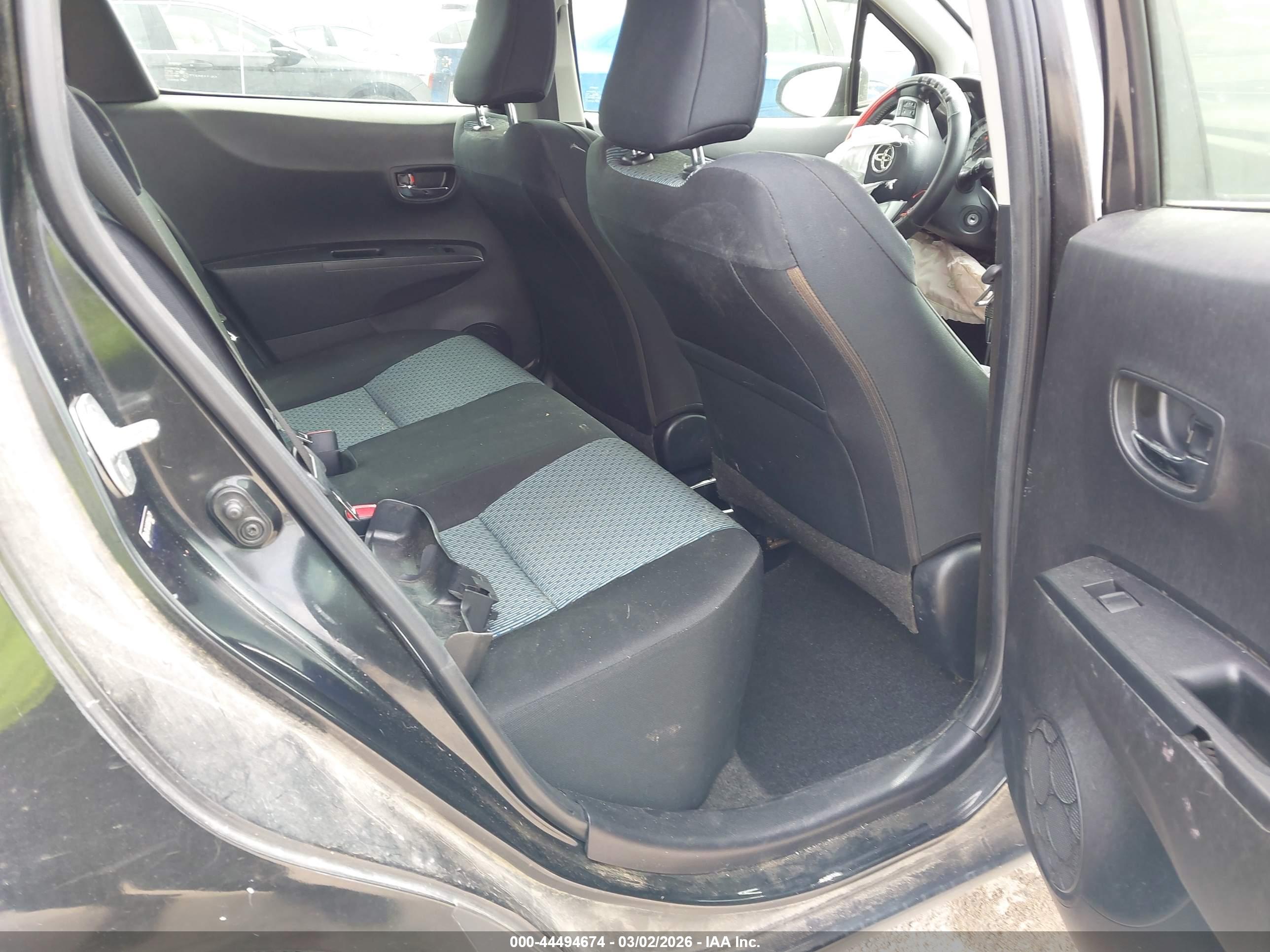TOYOTA YARIS image 8