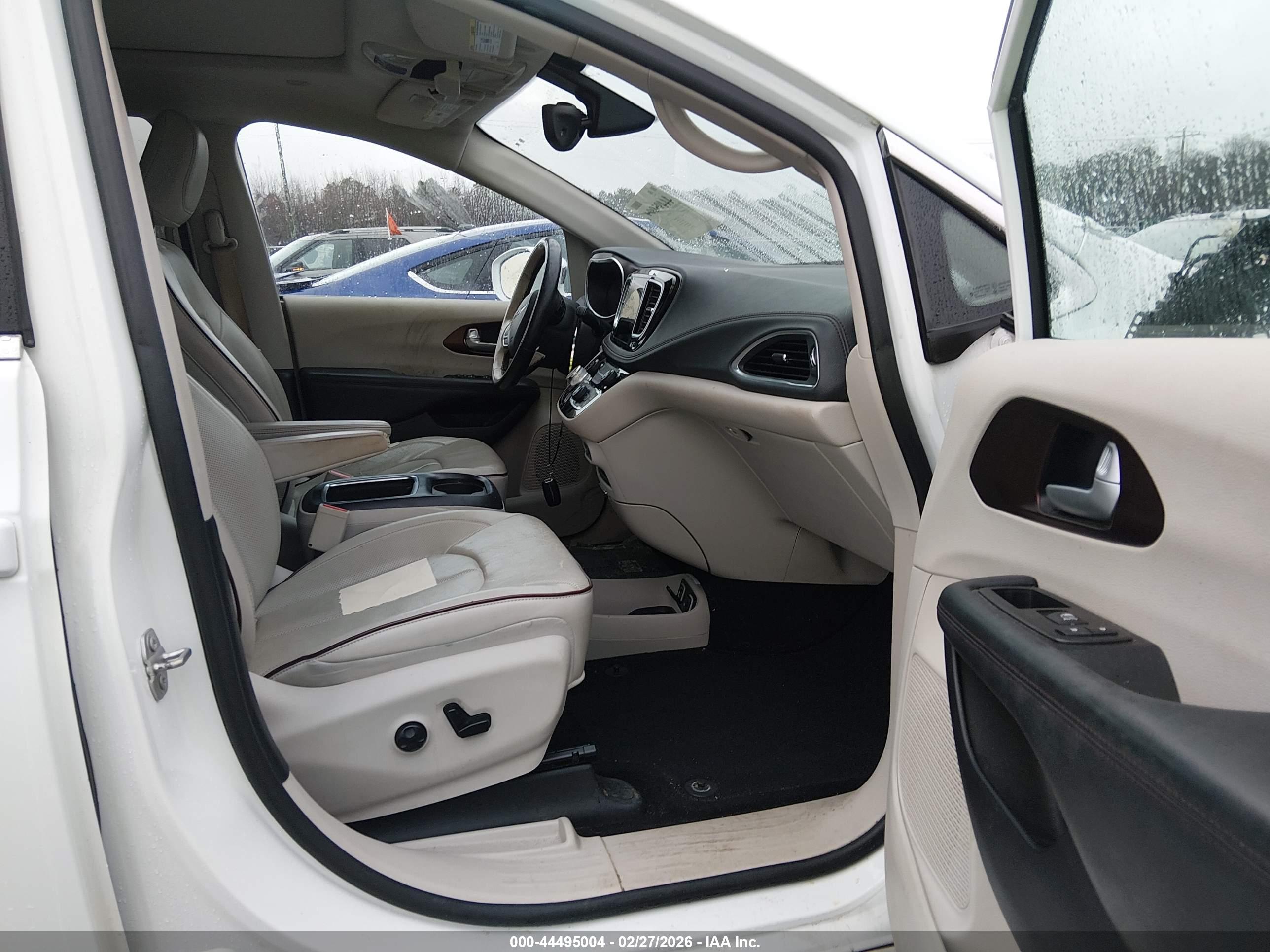 CHRYSLER PACIFICA image 5