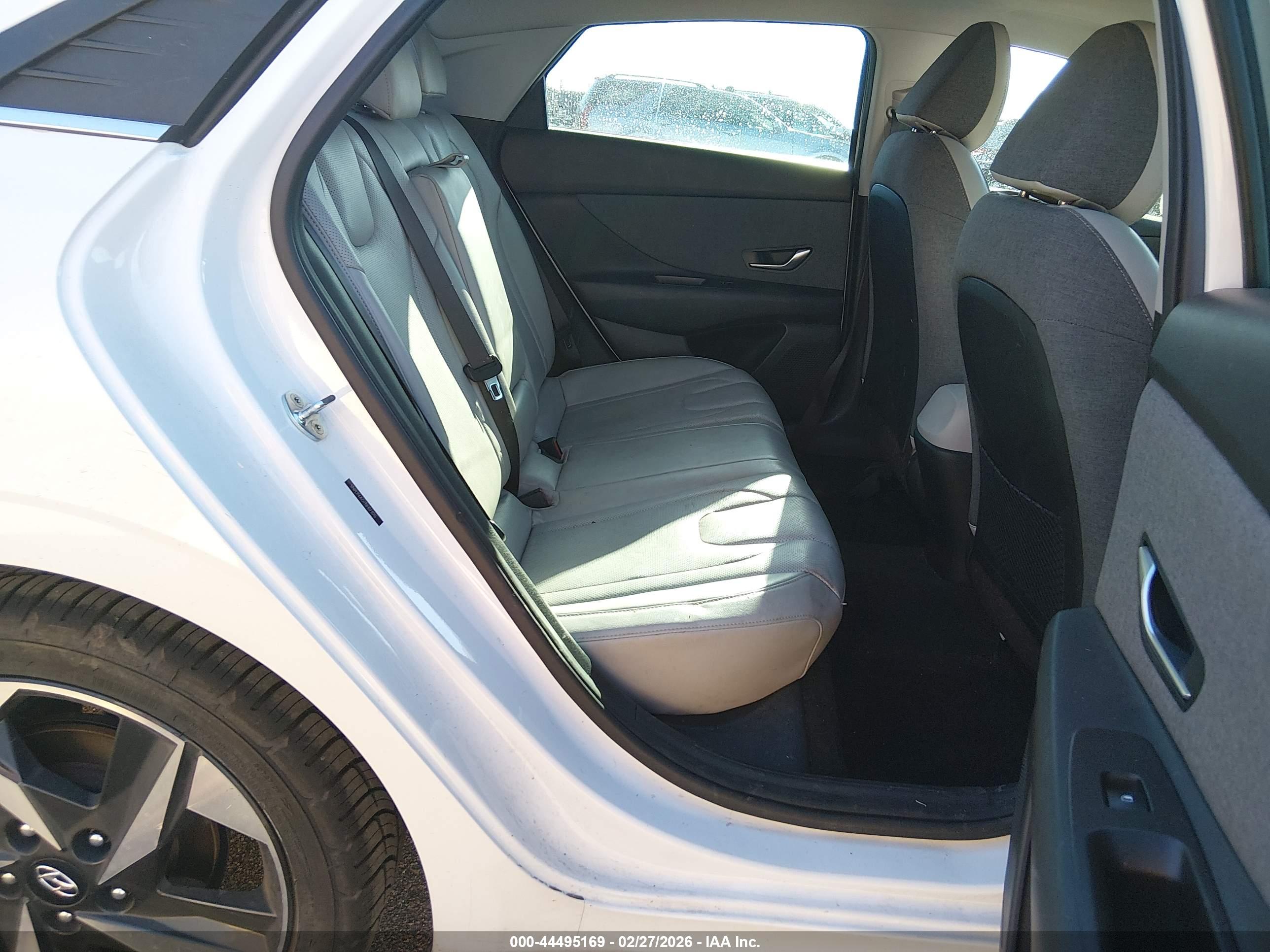 HYUNDAI ELANTRA image 8