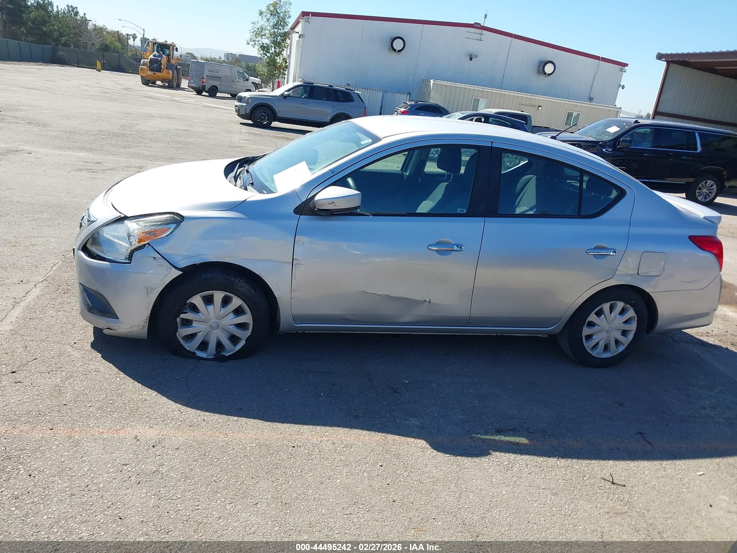 NISSAN VERSA image 6