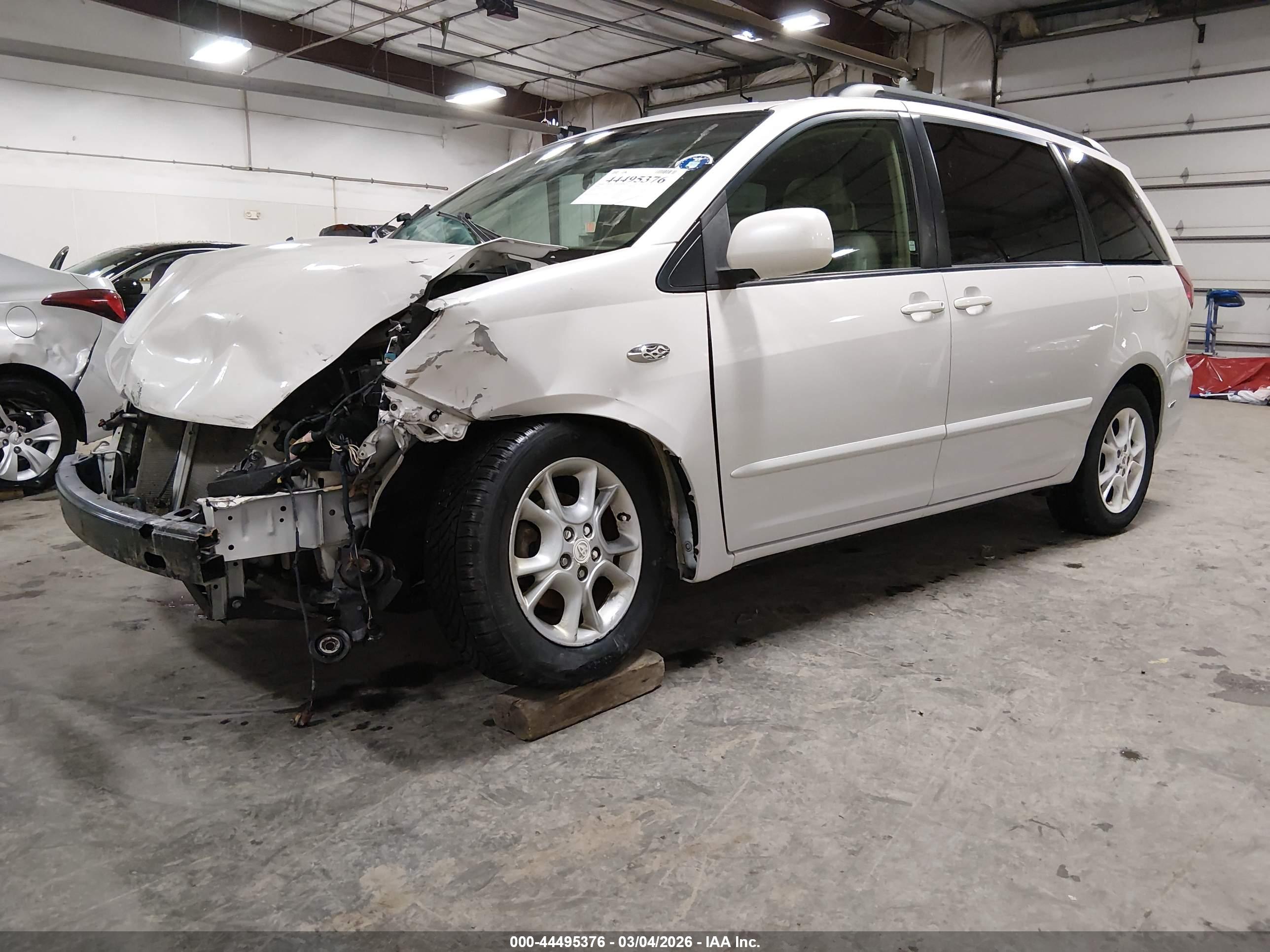 TOYOTA SIENNA image 2