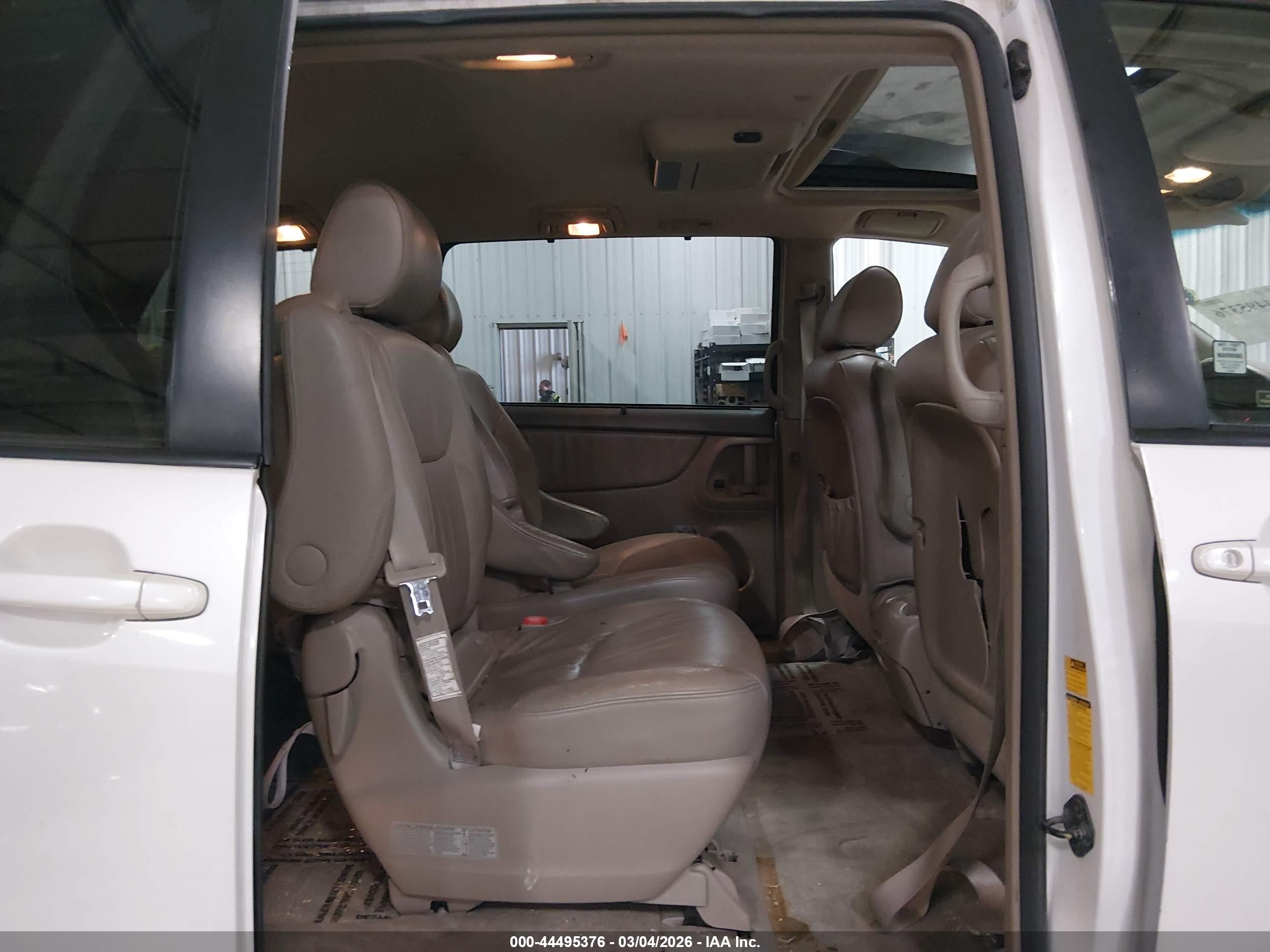 TOYOTA SIENNA image 8