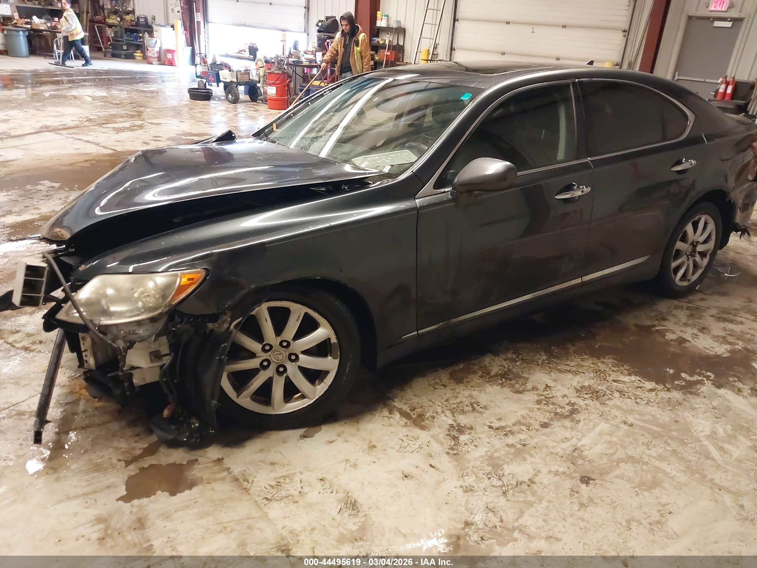 LEXUS LS image 2