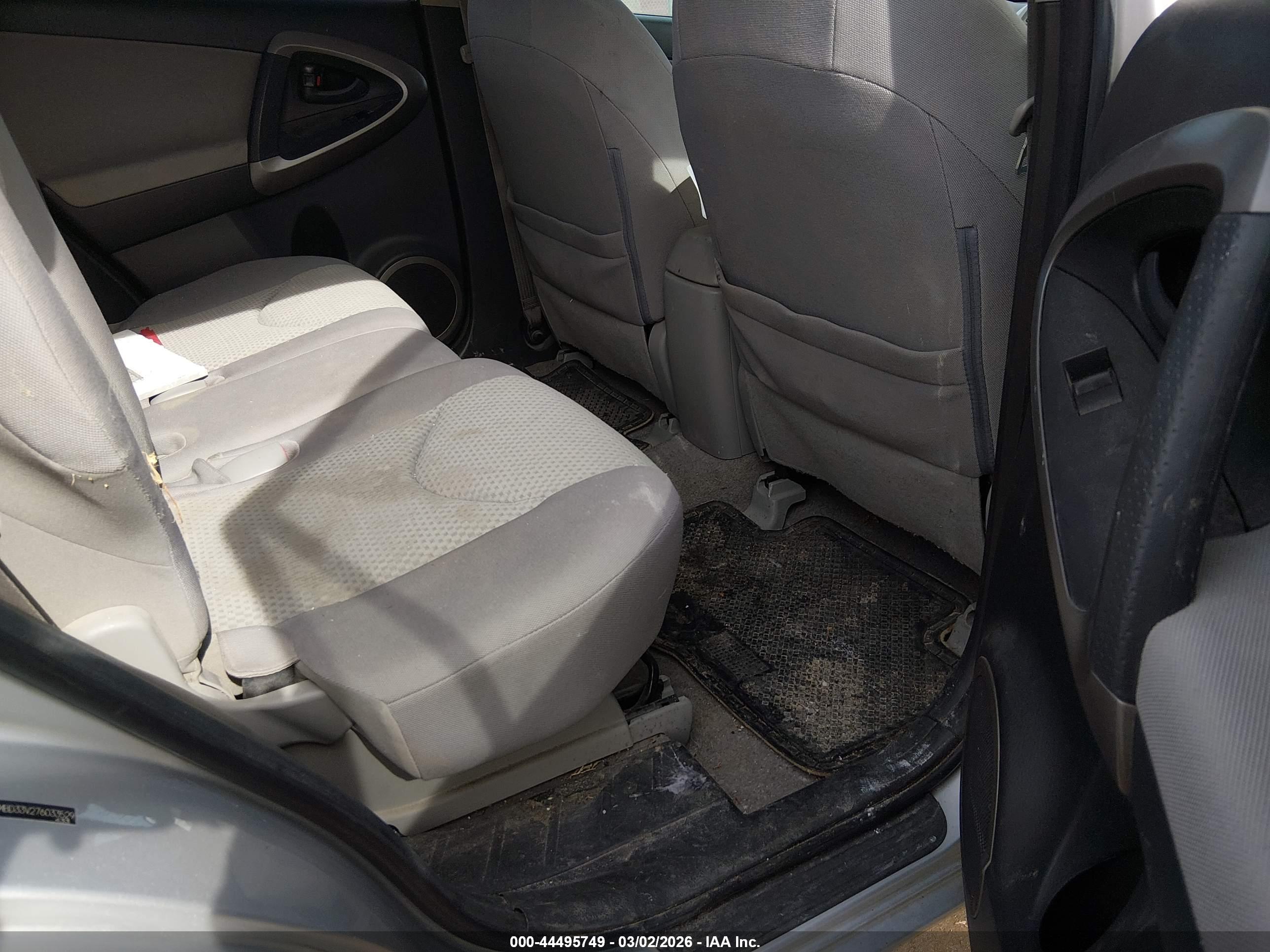 TOYOTA RAV4 image 8