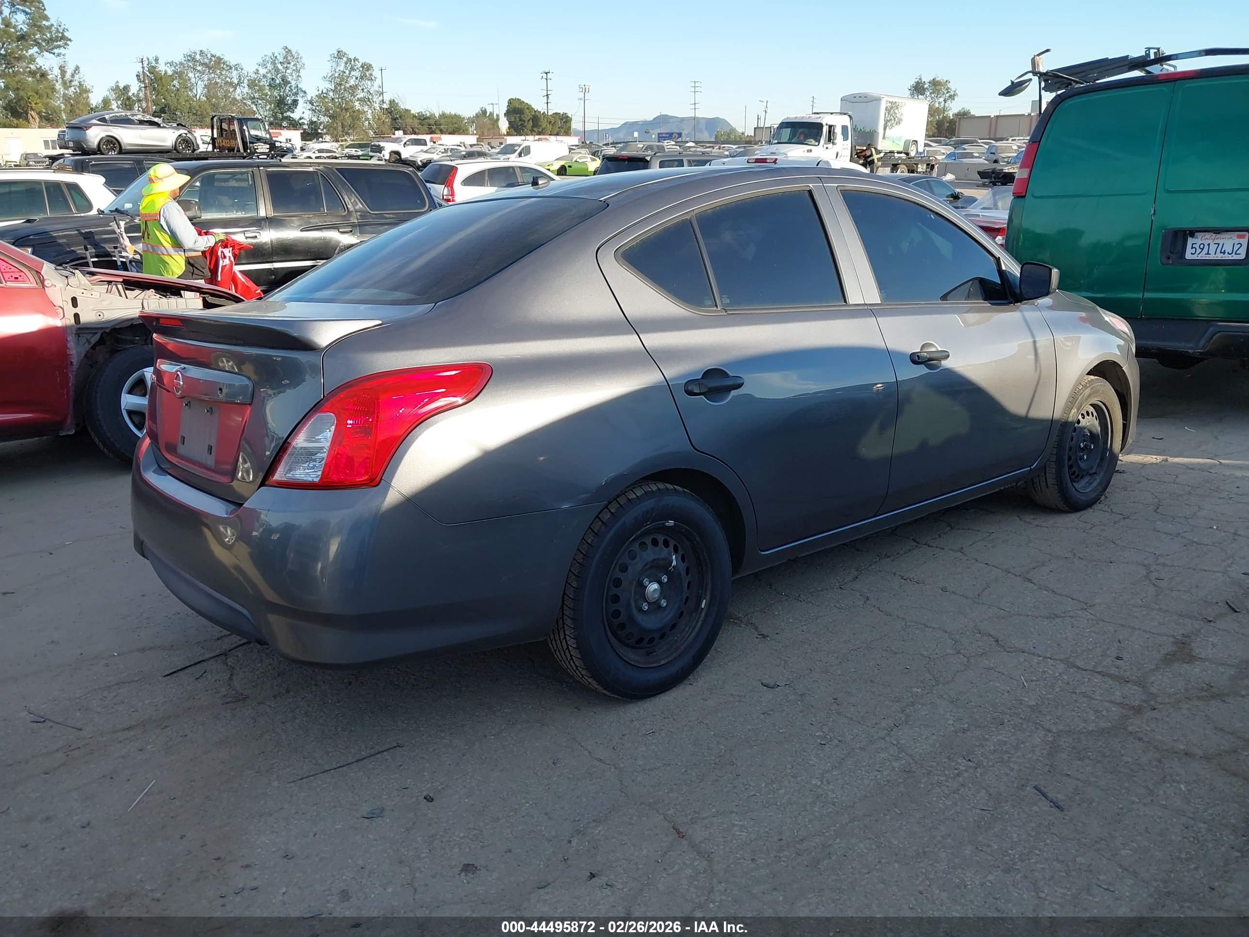 NISSAN VERSA image 4
