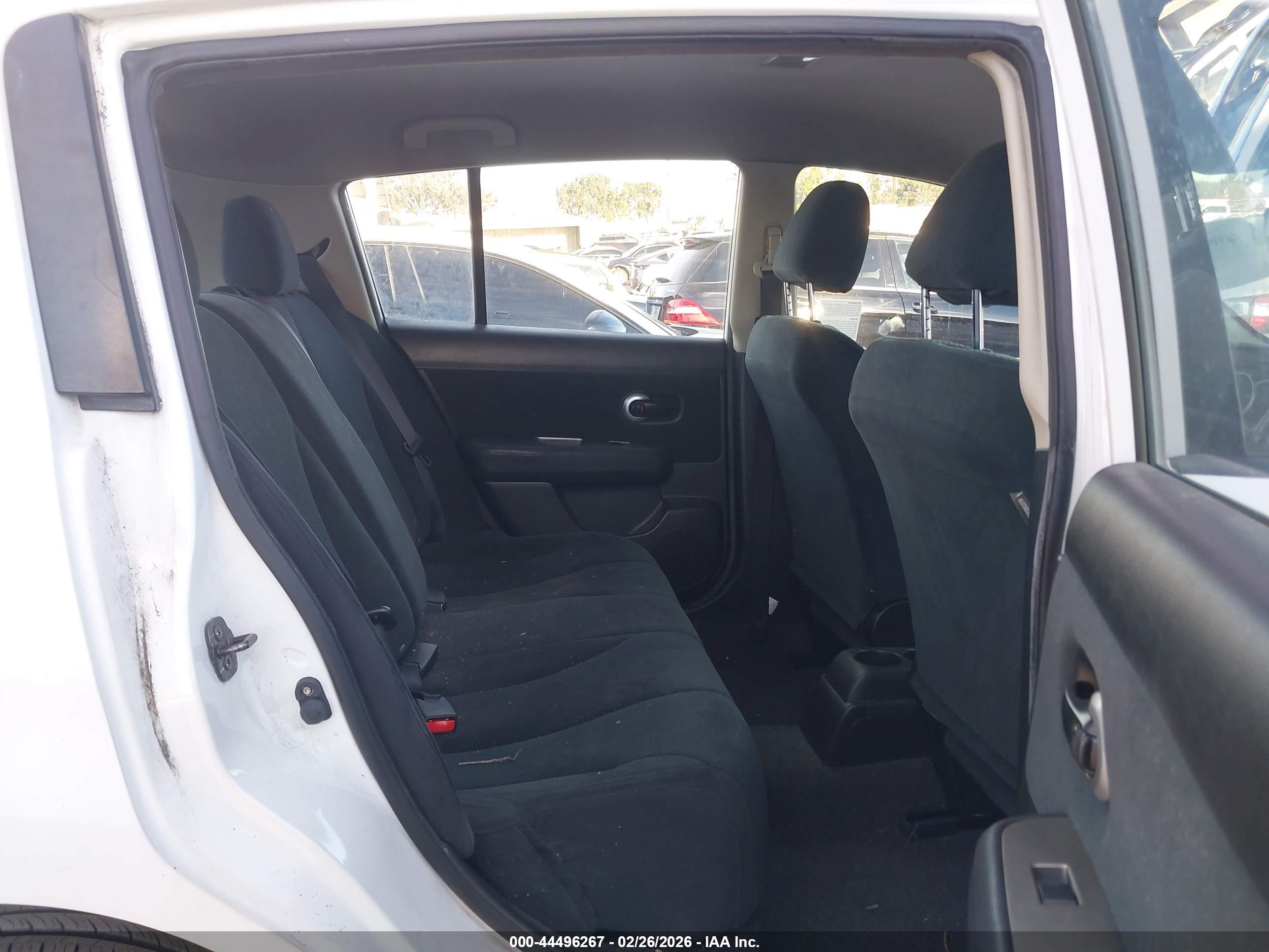 NISSAN VERSA image 8