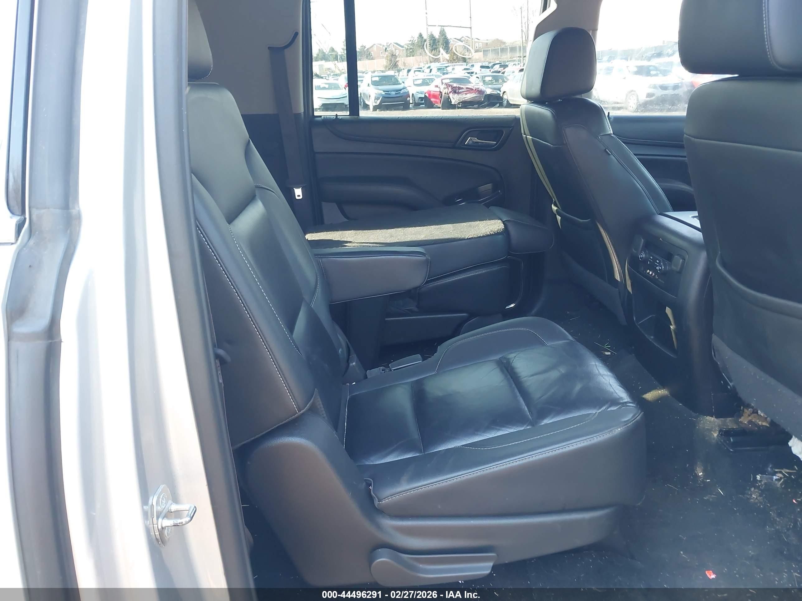 CHEVROLET SUBURBAN image 8