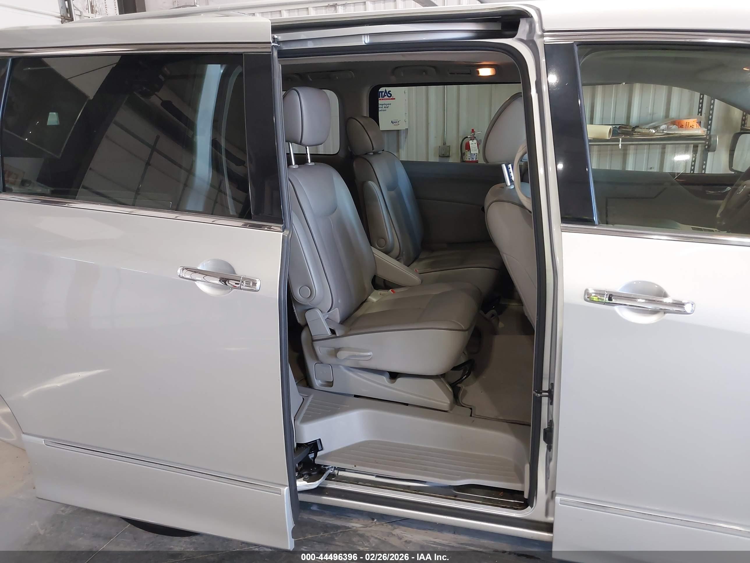 NISSAN QUEST image 8