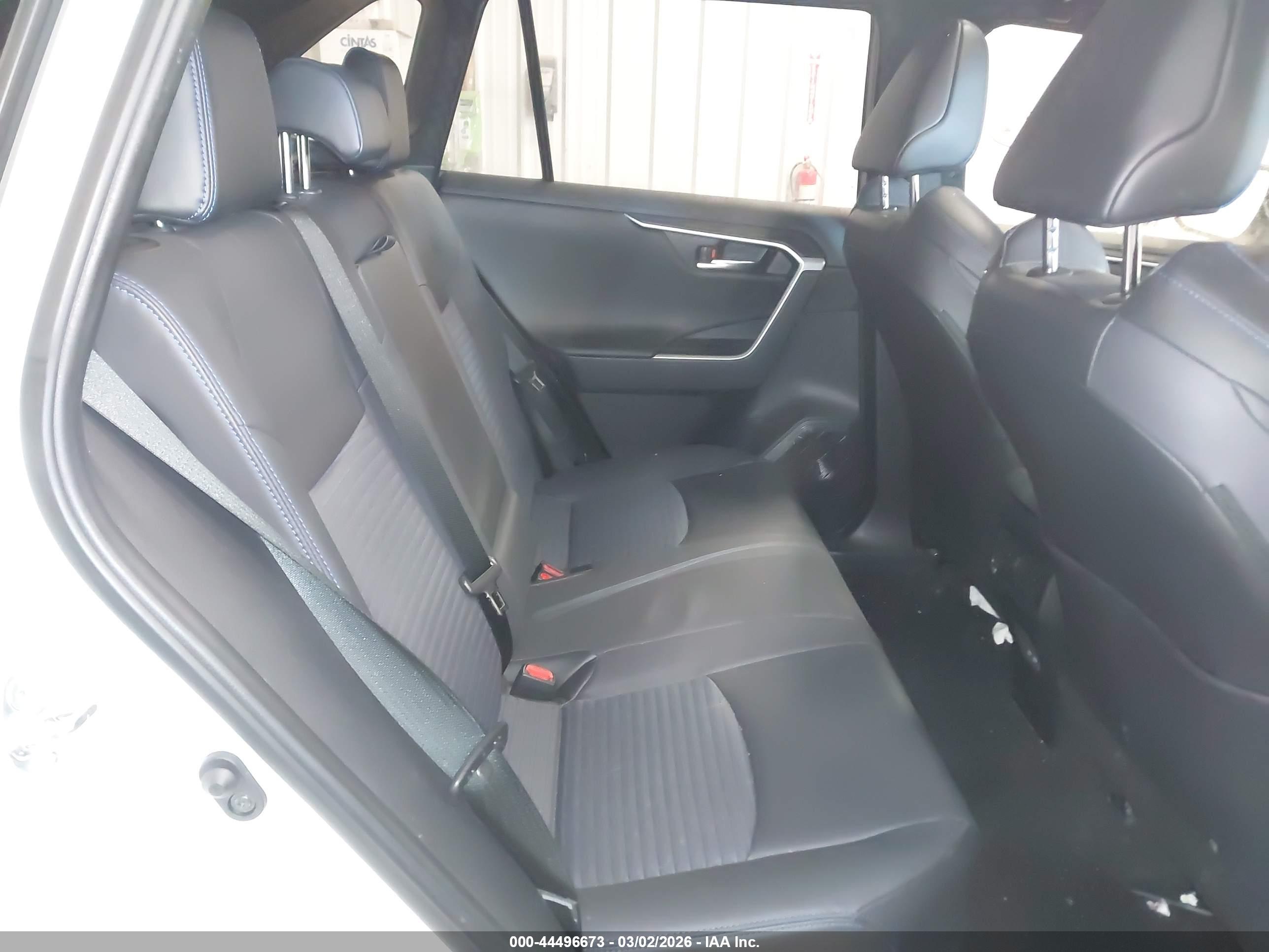 TOYOTA RAV4 image 8