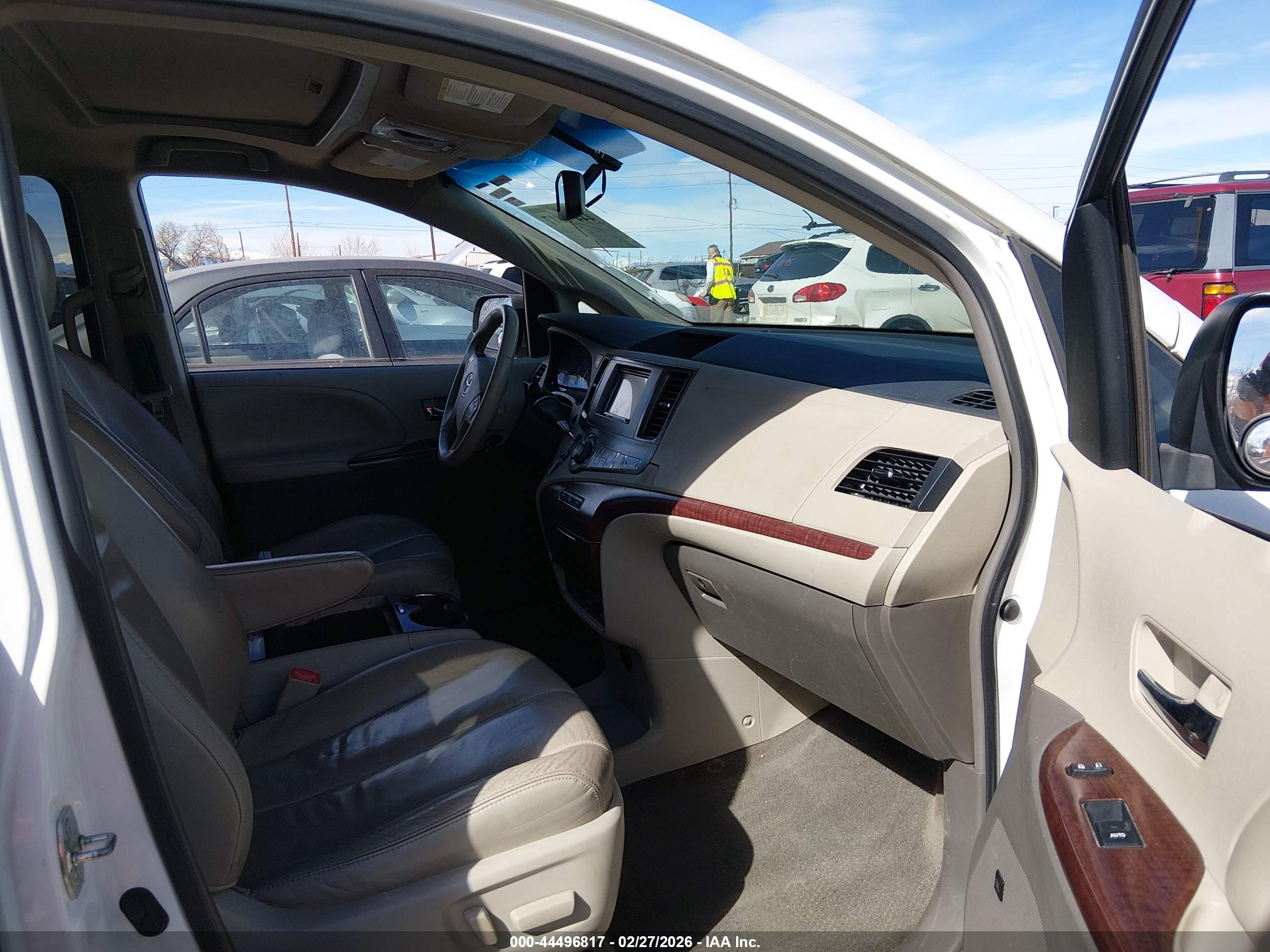 TOYOTA SIENNA image 5