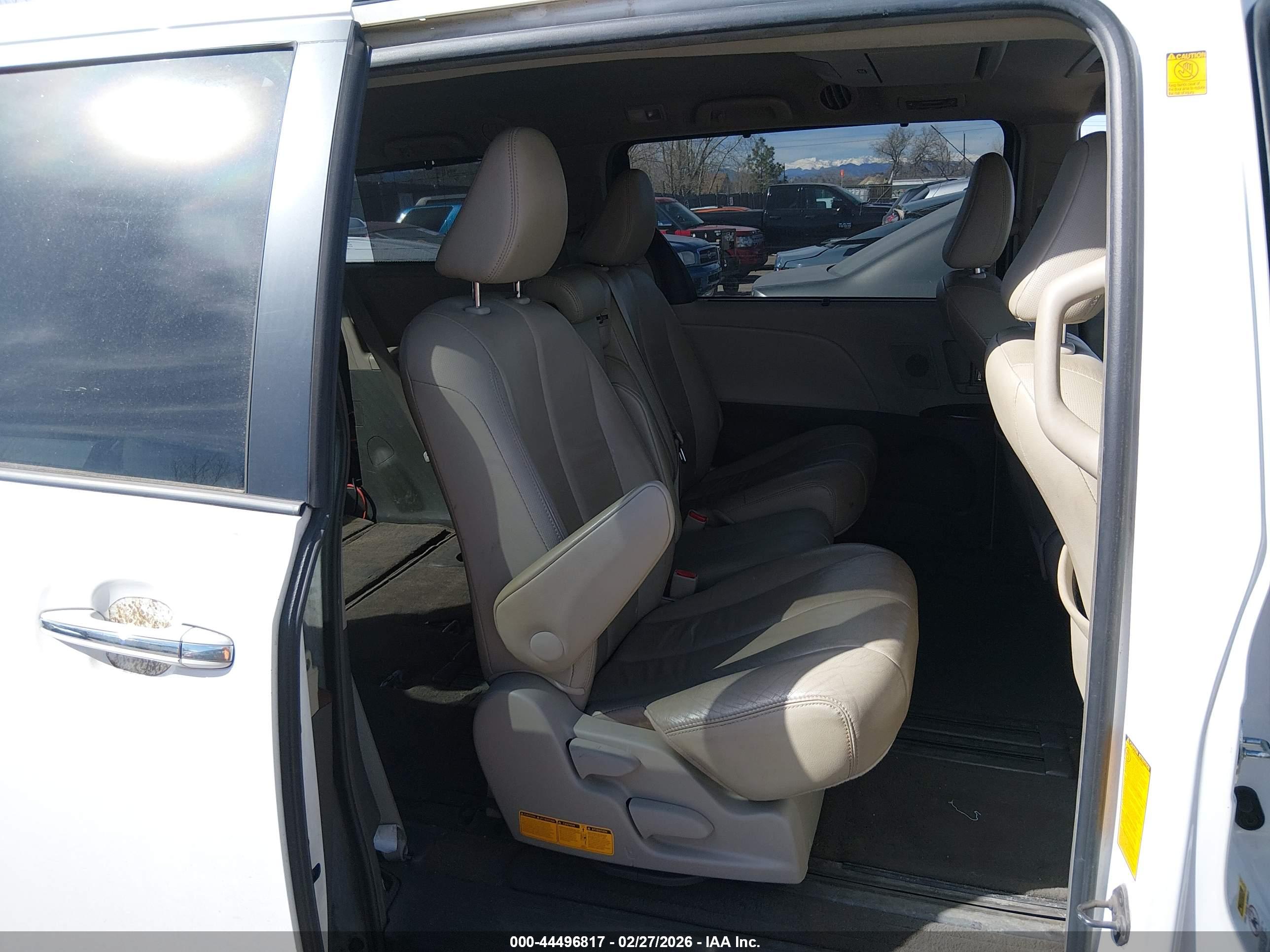 TOYOTA SIENNA image 8