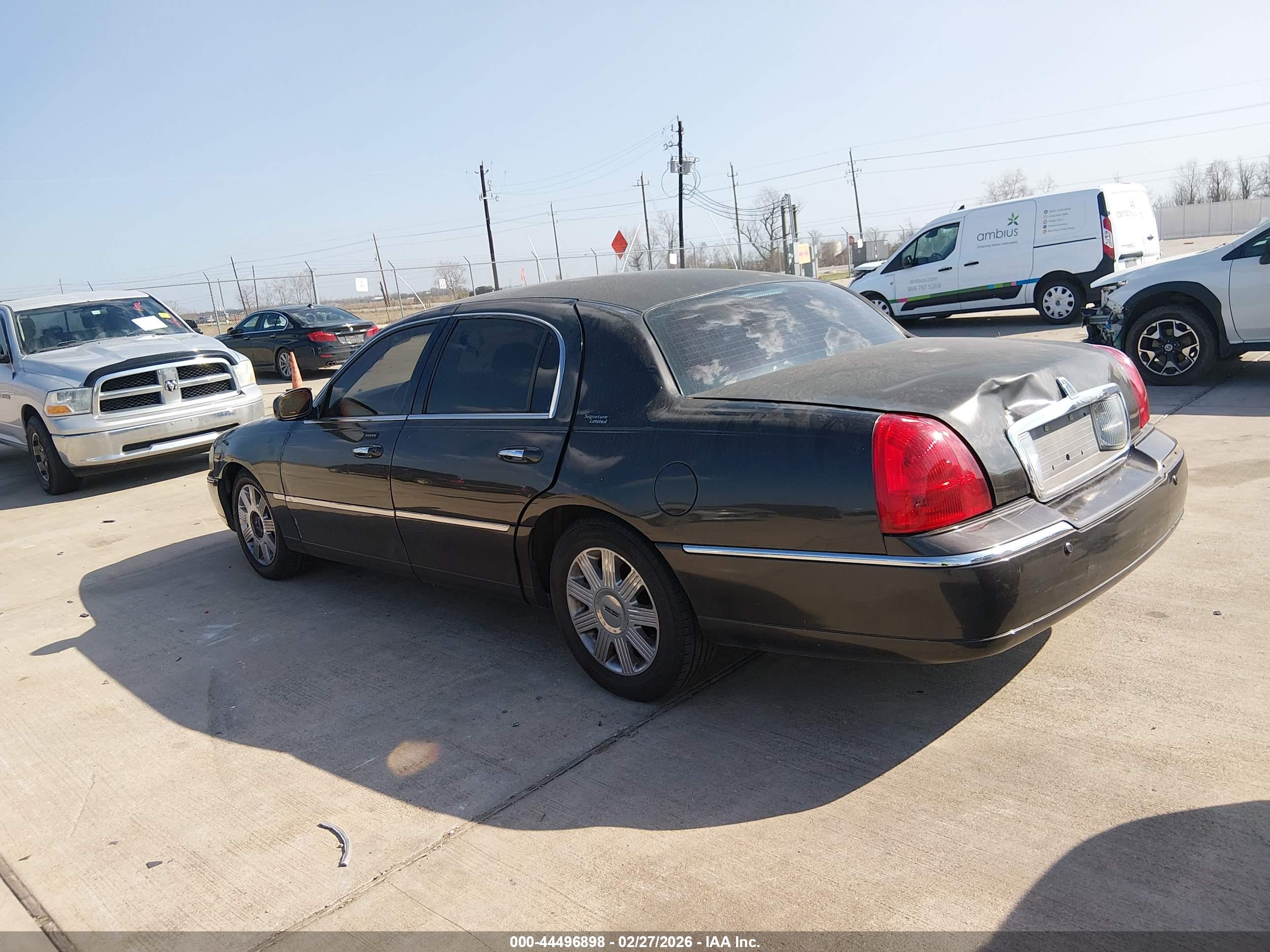 LINCOLN TOWN image 3