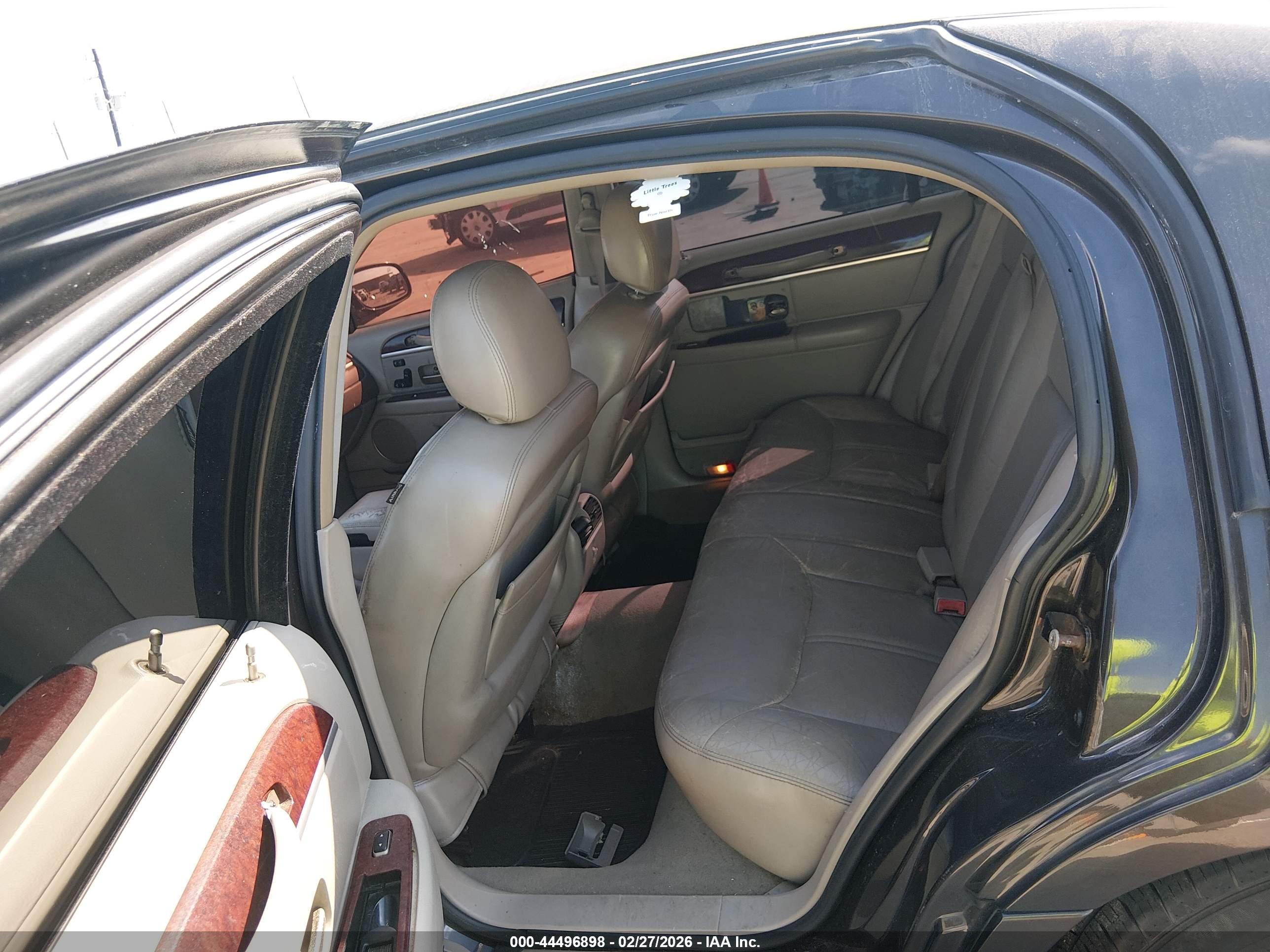 LINCOLN TOWN image 8