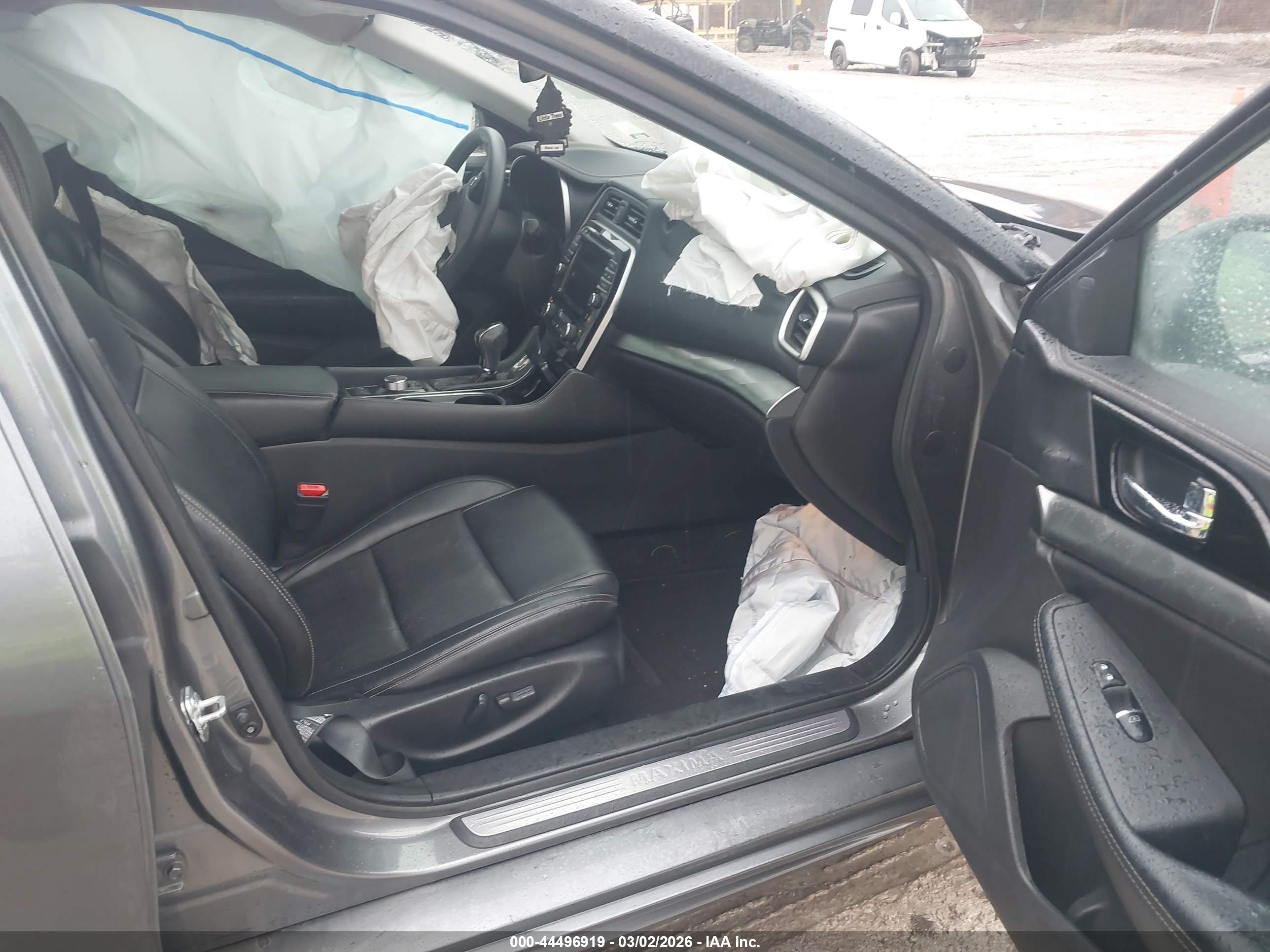 NISSAN MAXIMA image 5