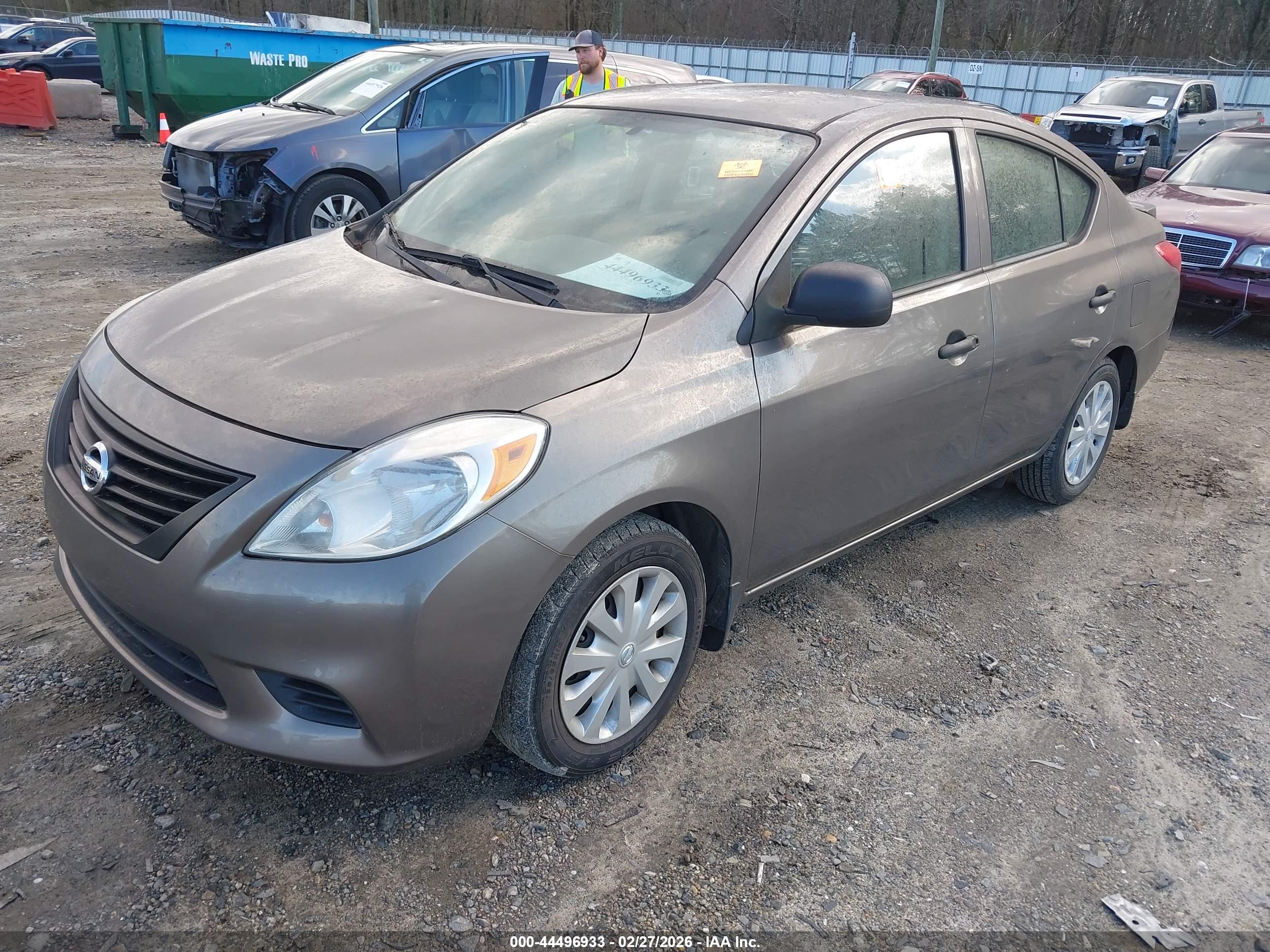 NISSAN VERSA image 2