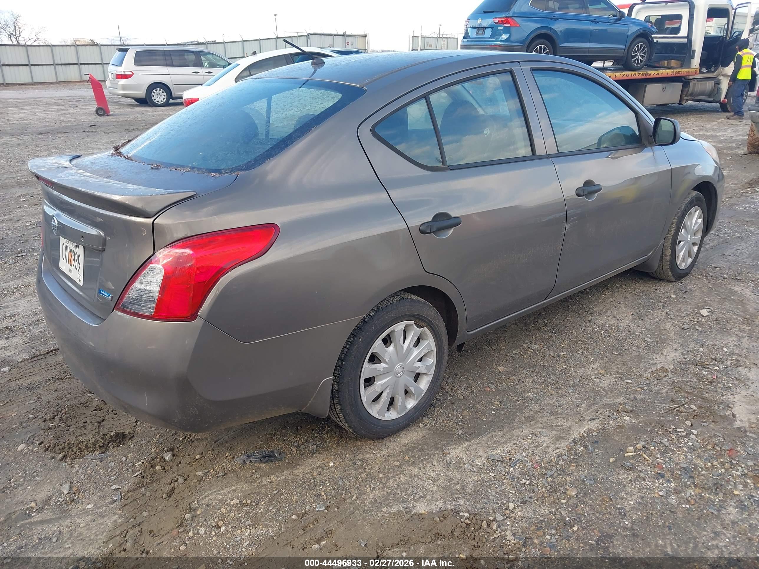 NISSAN VERSA image 4