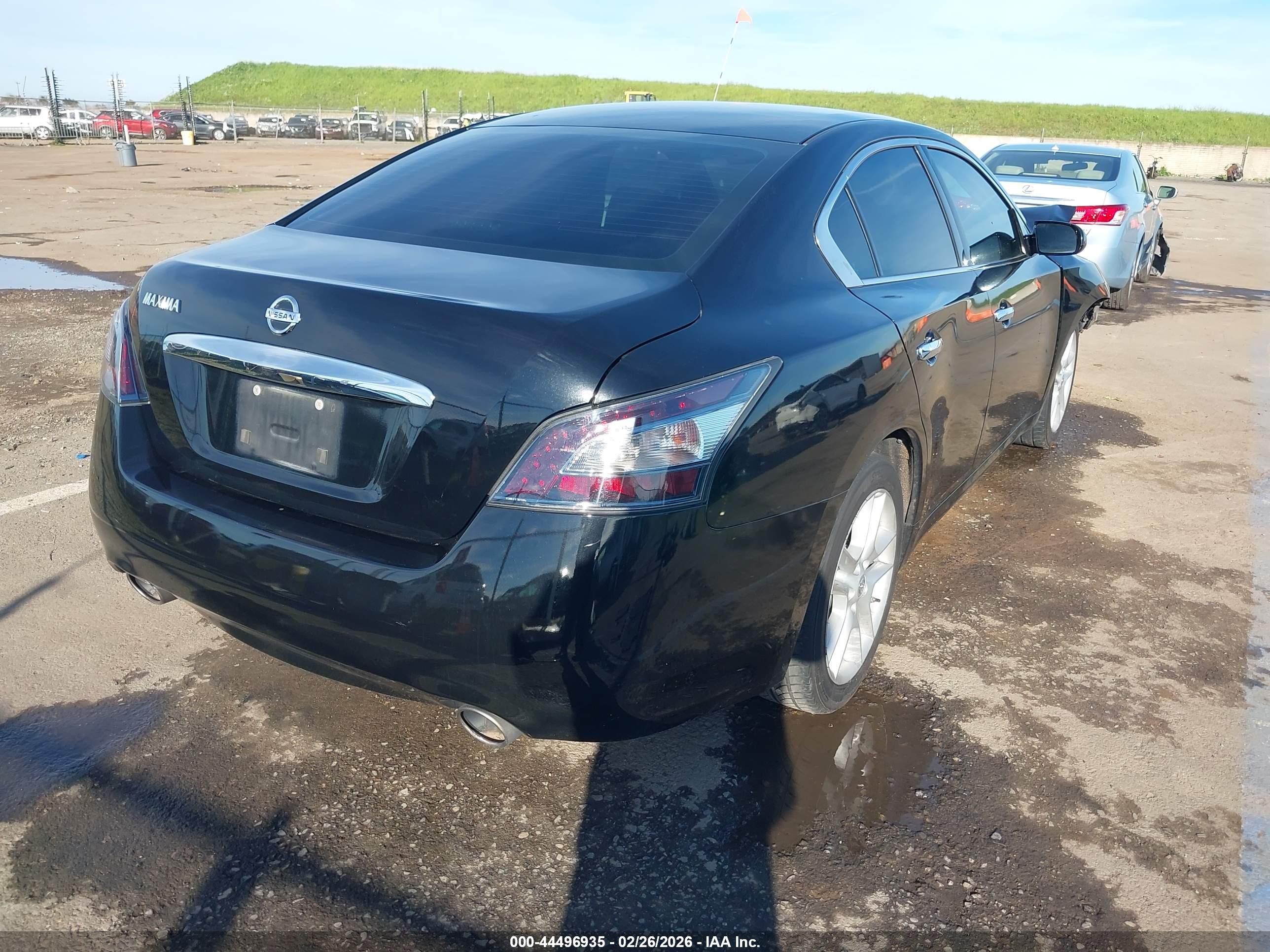 NISSAN MAXIMA image 4
