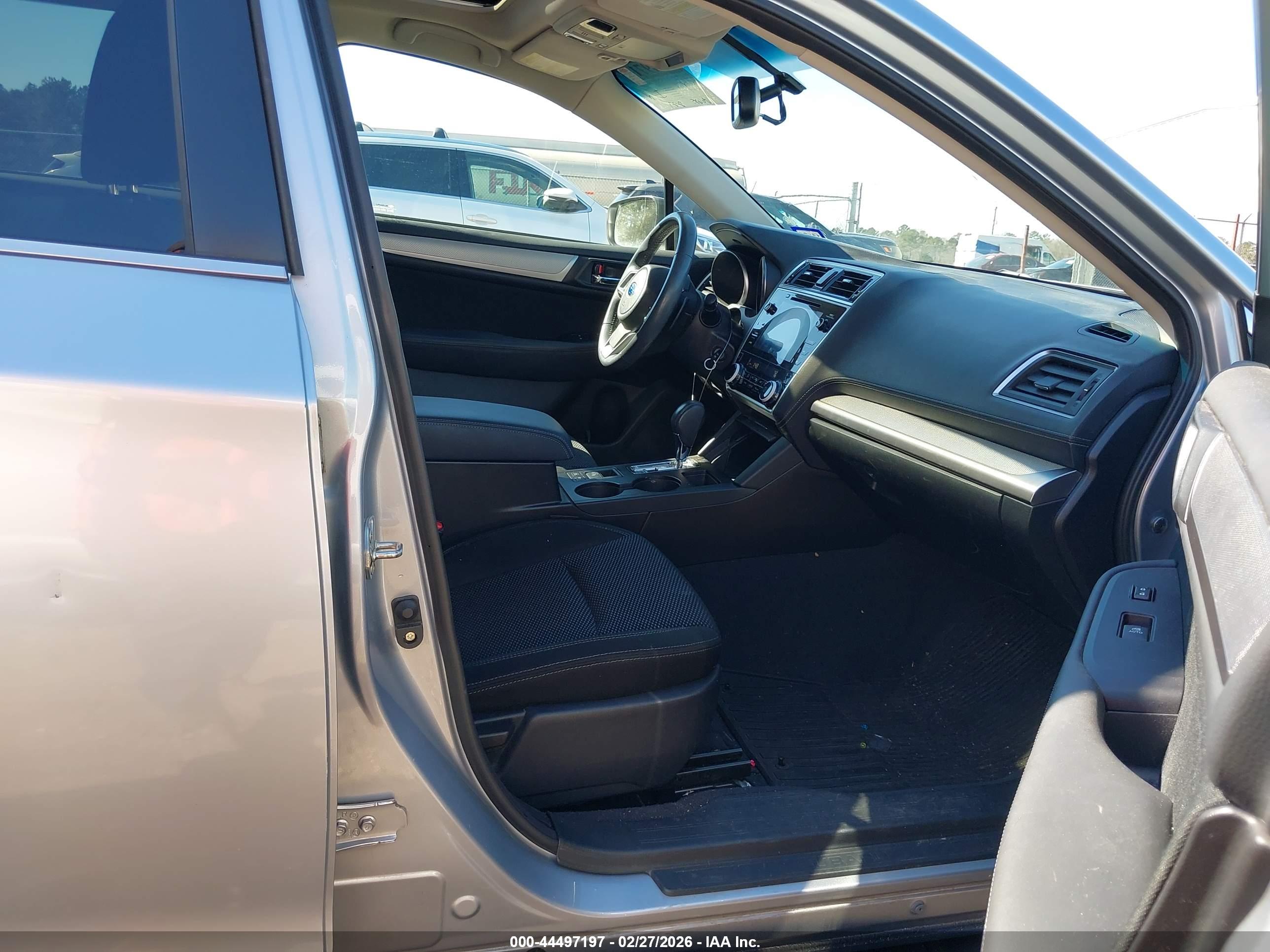 SUBARU OUTBACK image 5