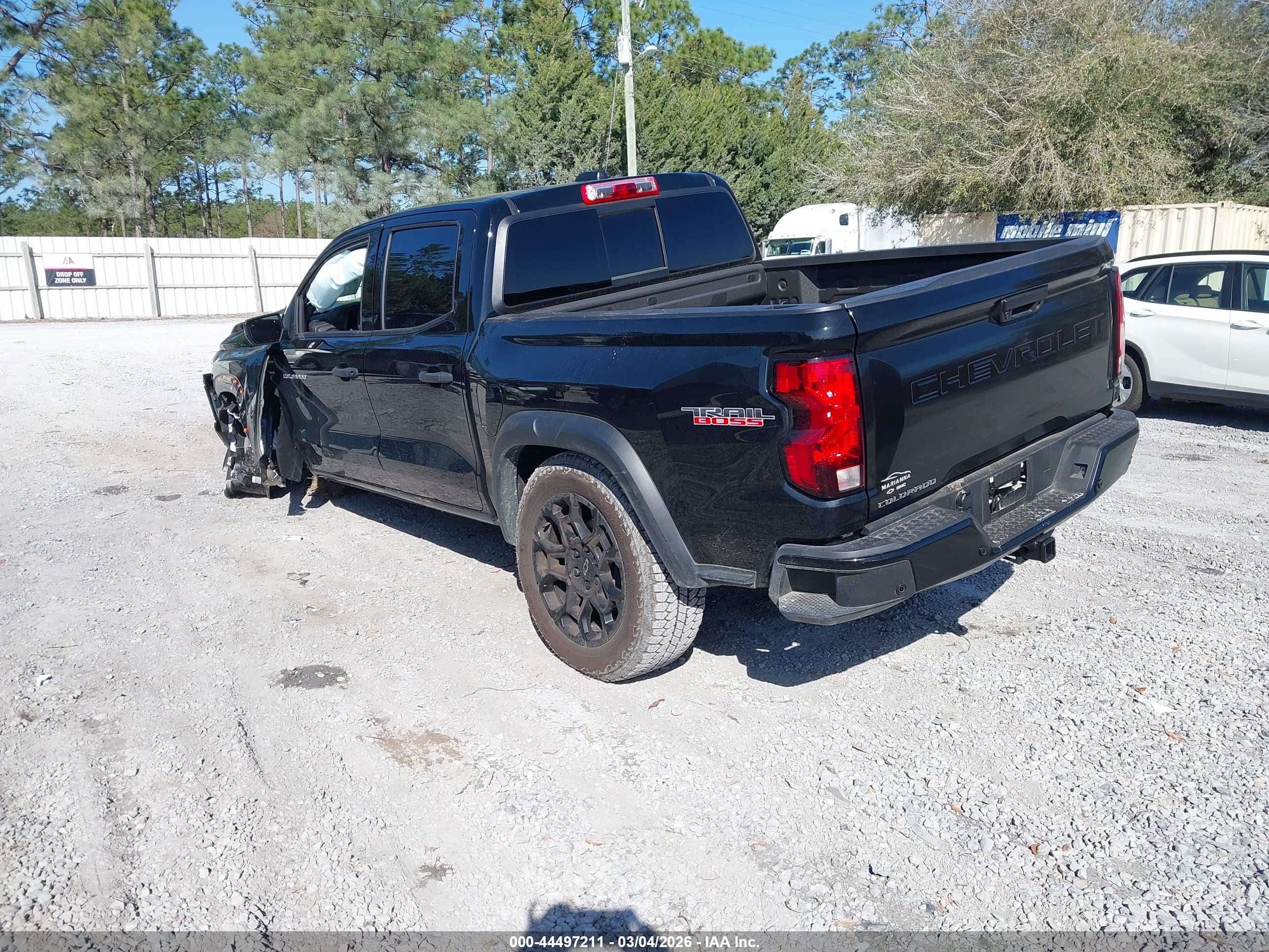 CHEVROLET COLORADO image 3