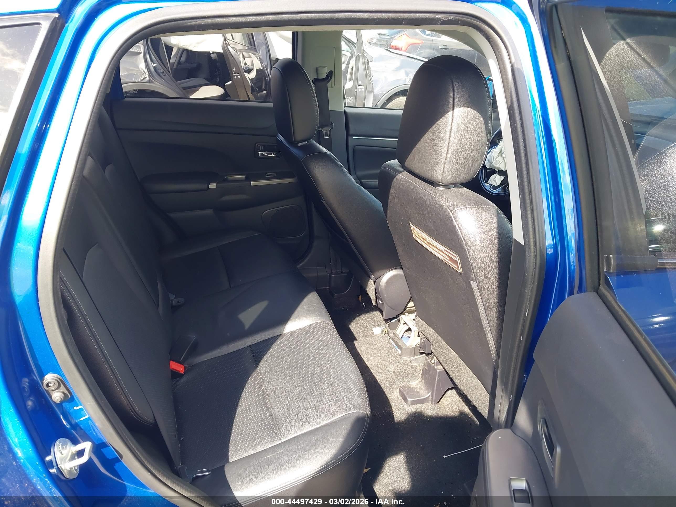 MITSUBISHI OUTLANDER image 8