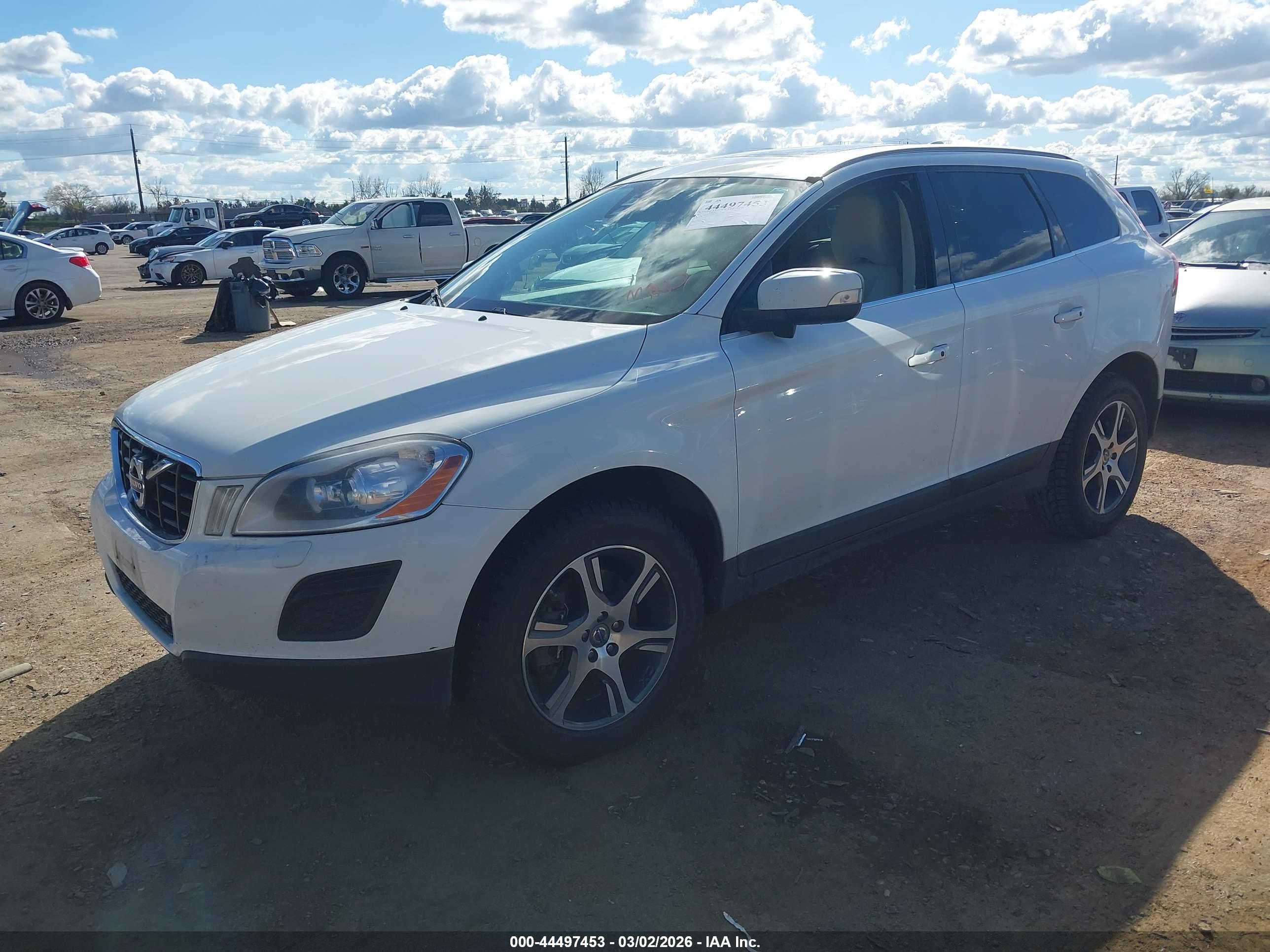 VOLVO XC60 image 2