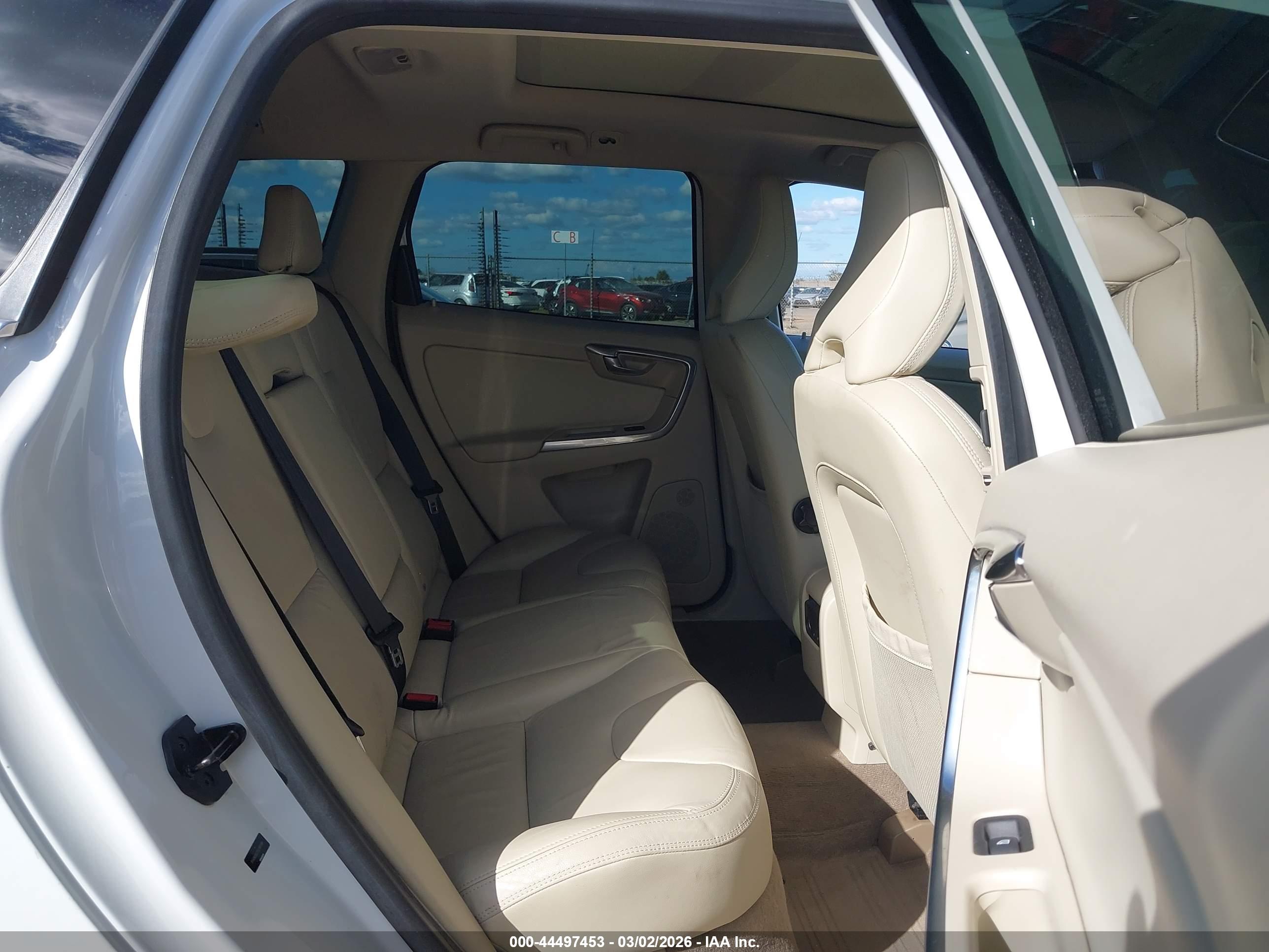 VOLVO XC60 image 8