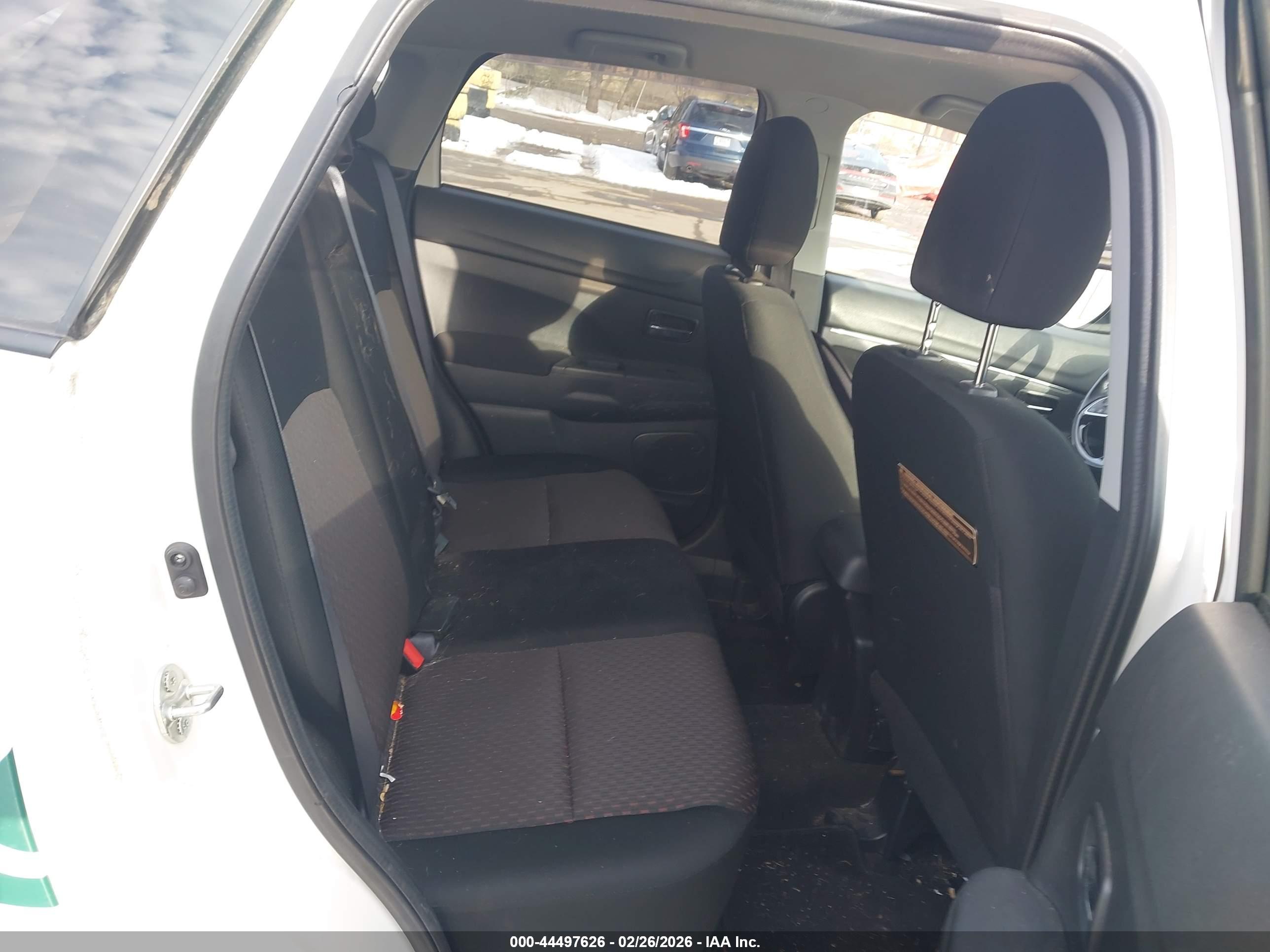 MITSUBISHI OUTLANDER image 8