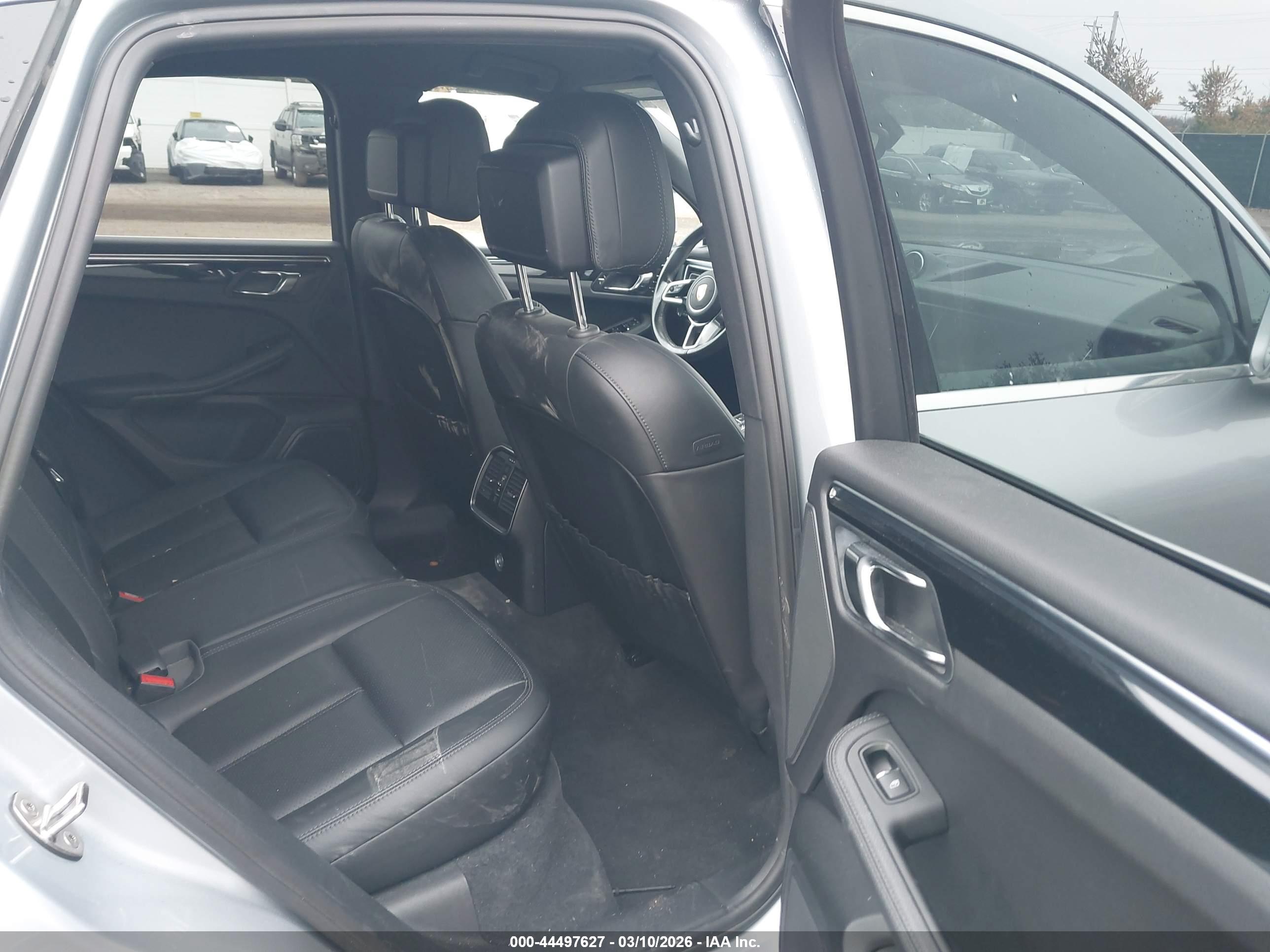PORSCHE MACAN image 8