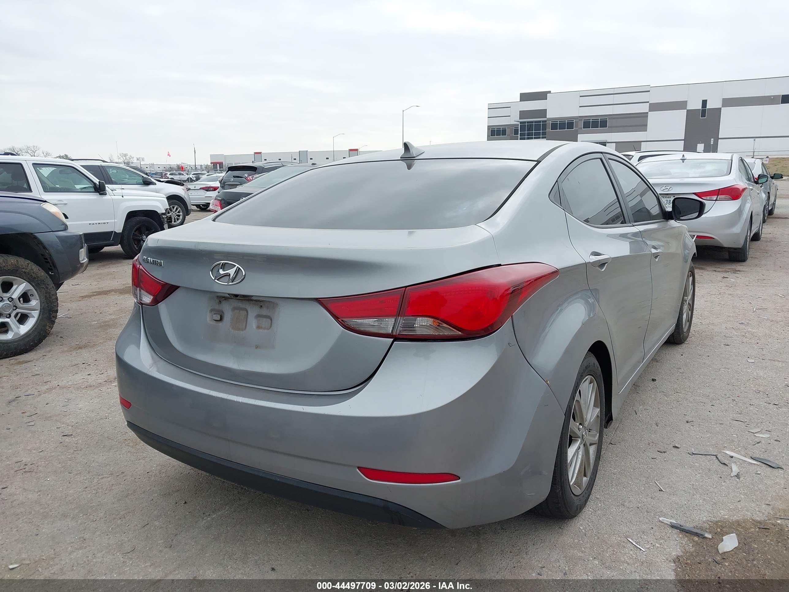 HYUNDAI ELANTRA image 4
