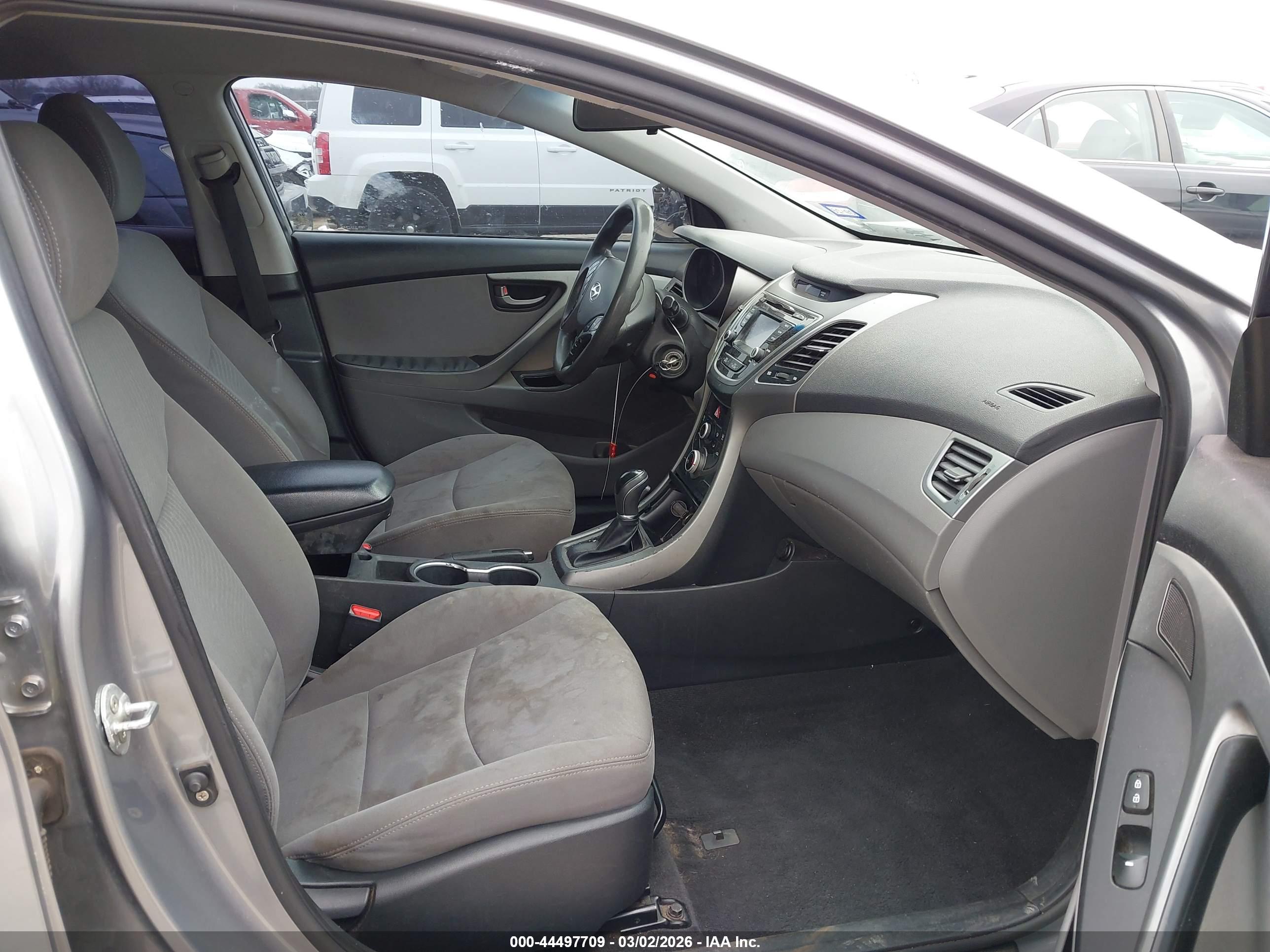 HYUNDAI ELANTRA image 5