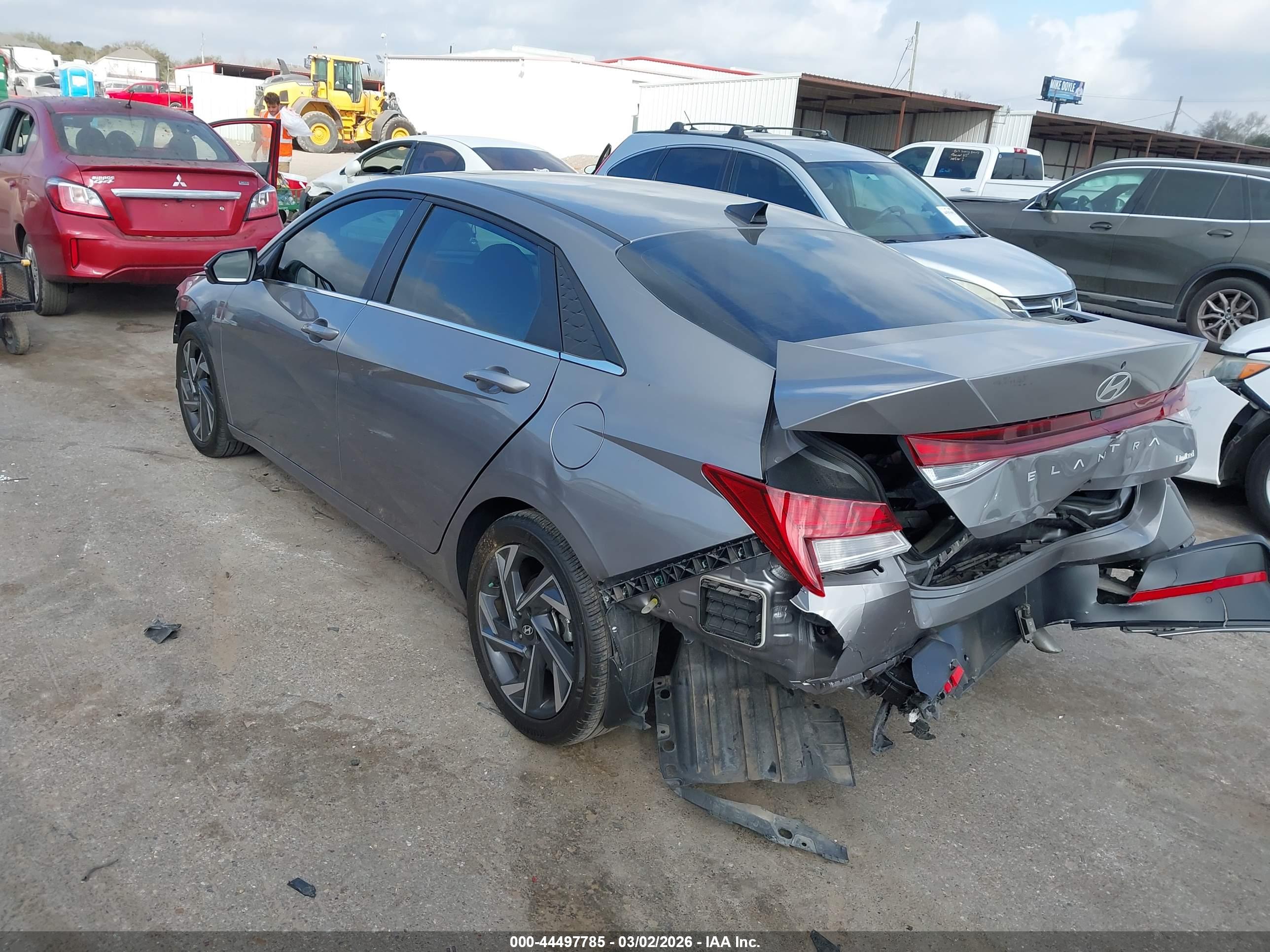 HYUNDAI ELANTRA image 3