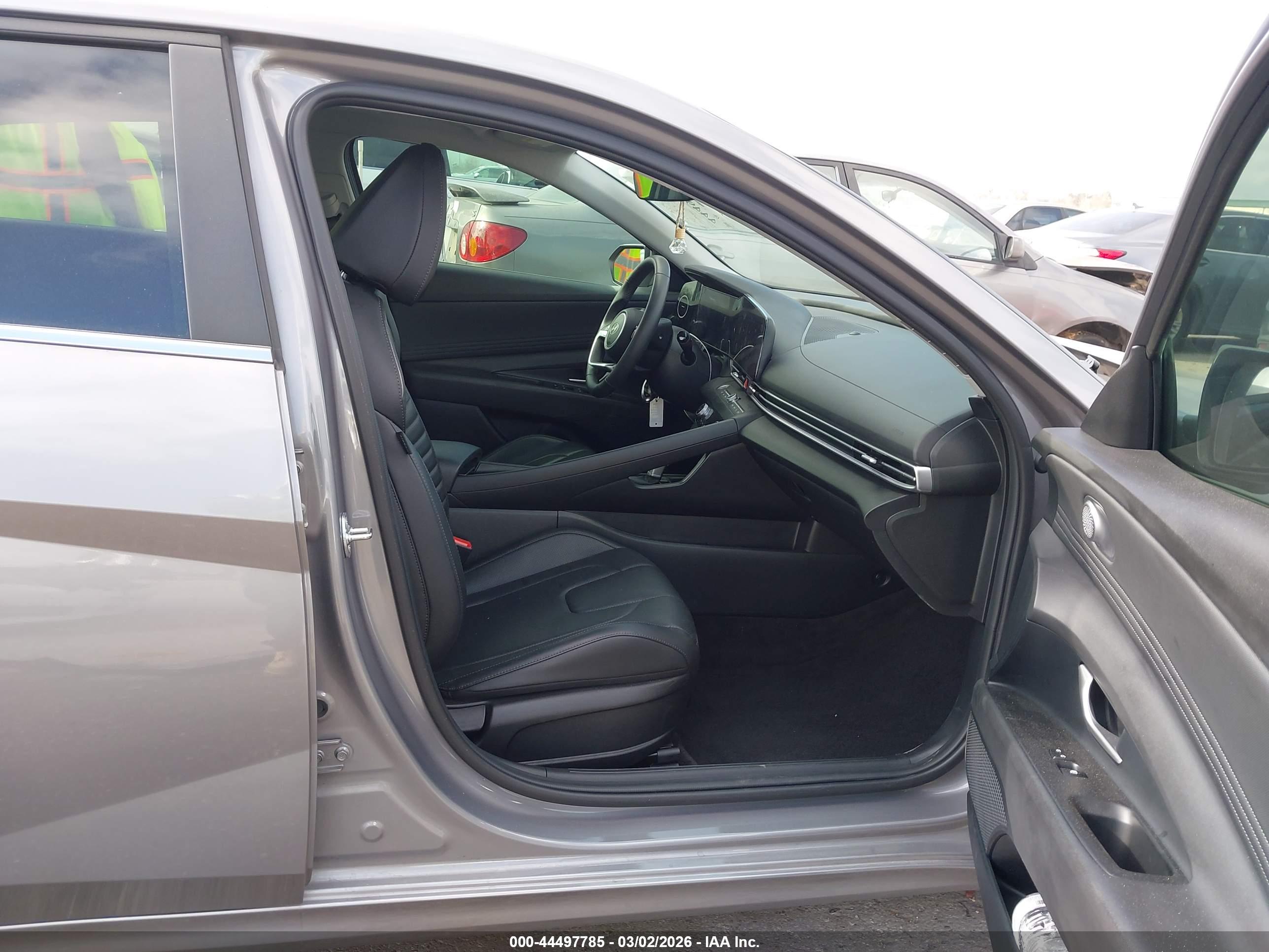 HYUNDAI ELANTRA image 5