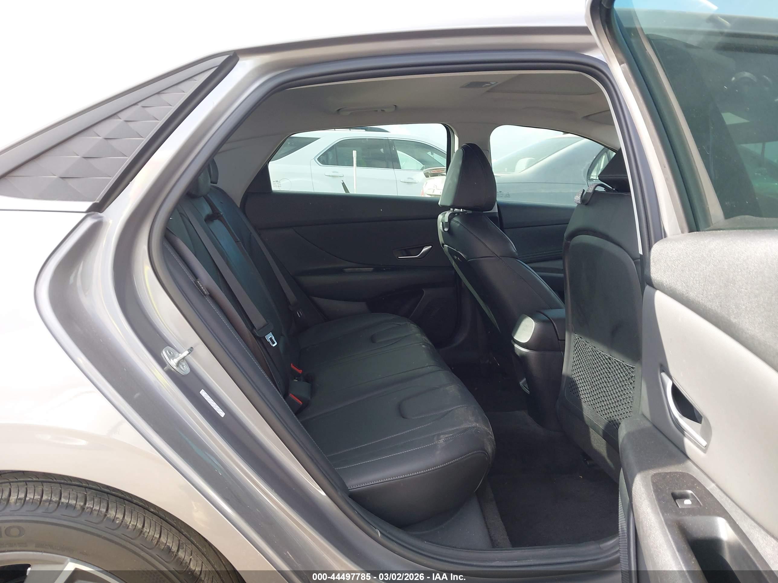 HYUNDAI ELANTRA image 8