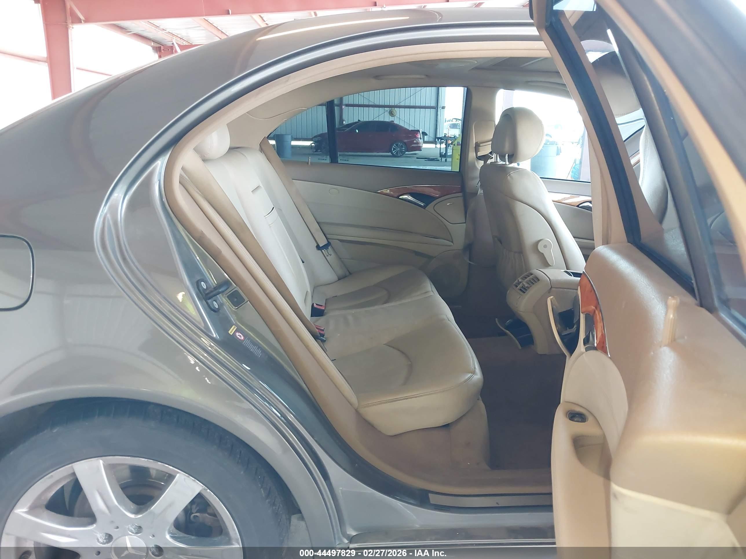 MERCEDES-BENZ E image 8