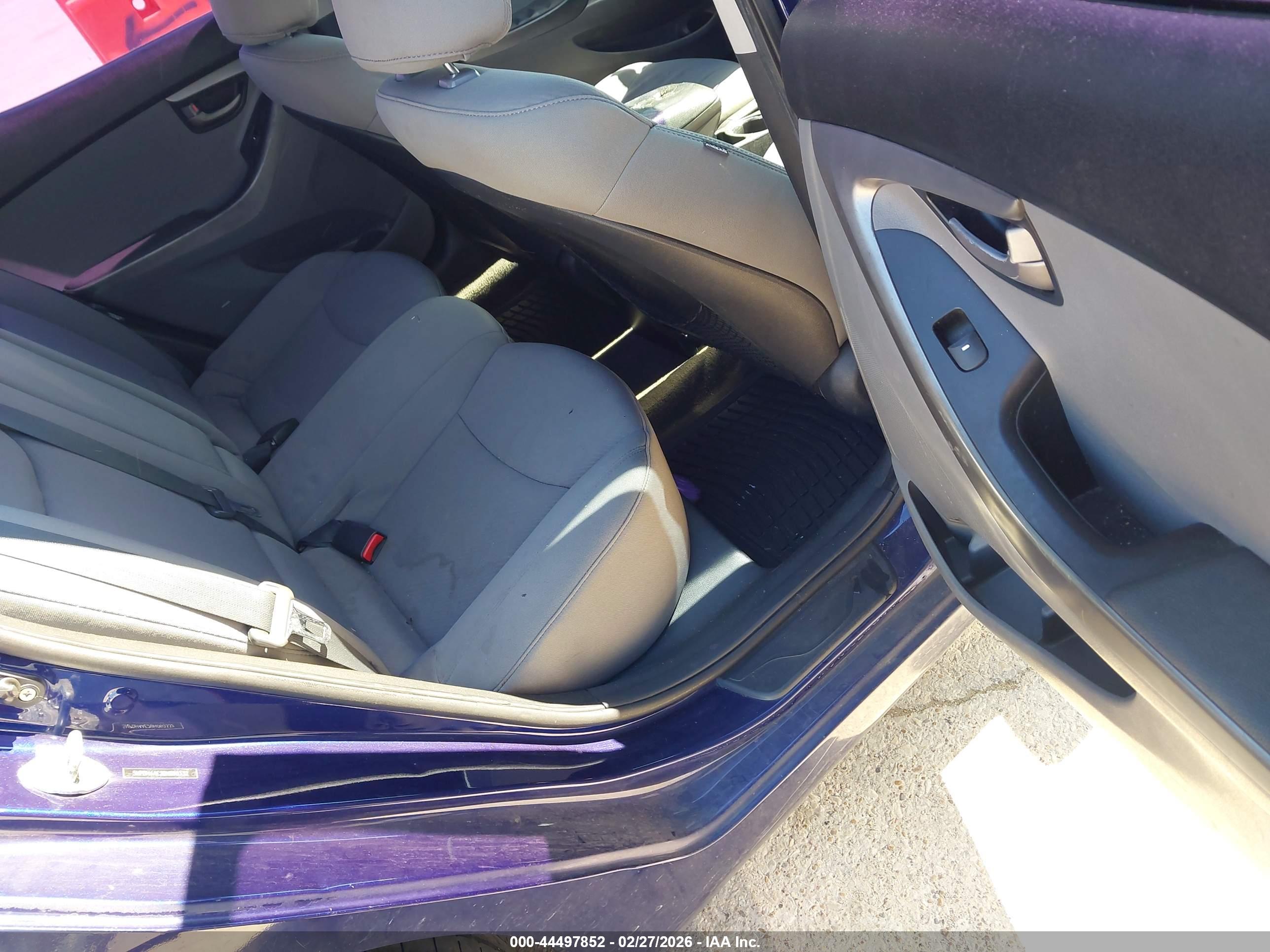 HYUNDAI ELANTRA image 8